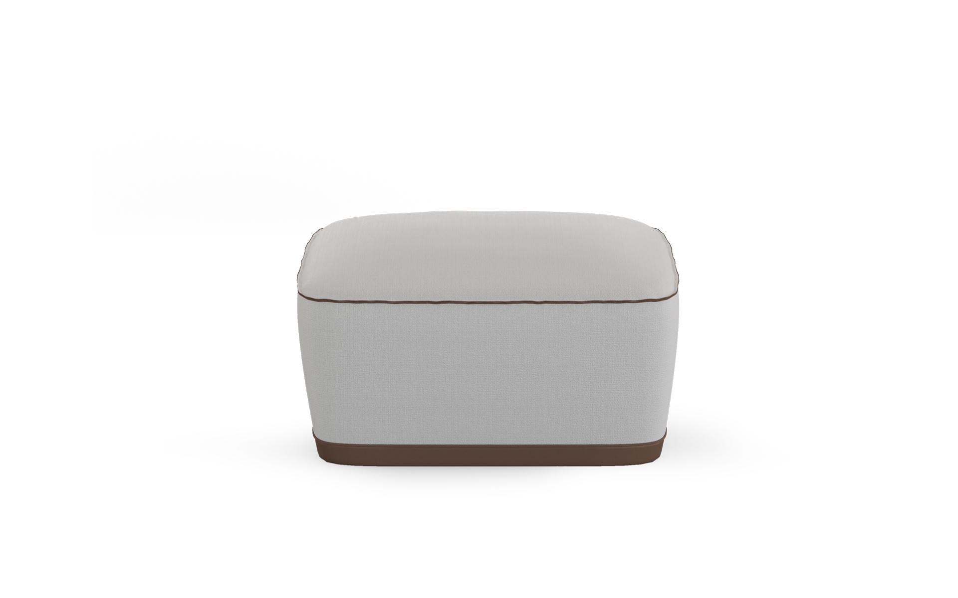La poltrona Flow è stata progettata per integrarsi in qualsiasi spazio esterno, offrendo semplicità e comfort. Il suo design semplice invita al relax, mentre la struttura in schiuma ad alte prestazioni garantisce facilità di movimento. Grazie ai