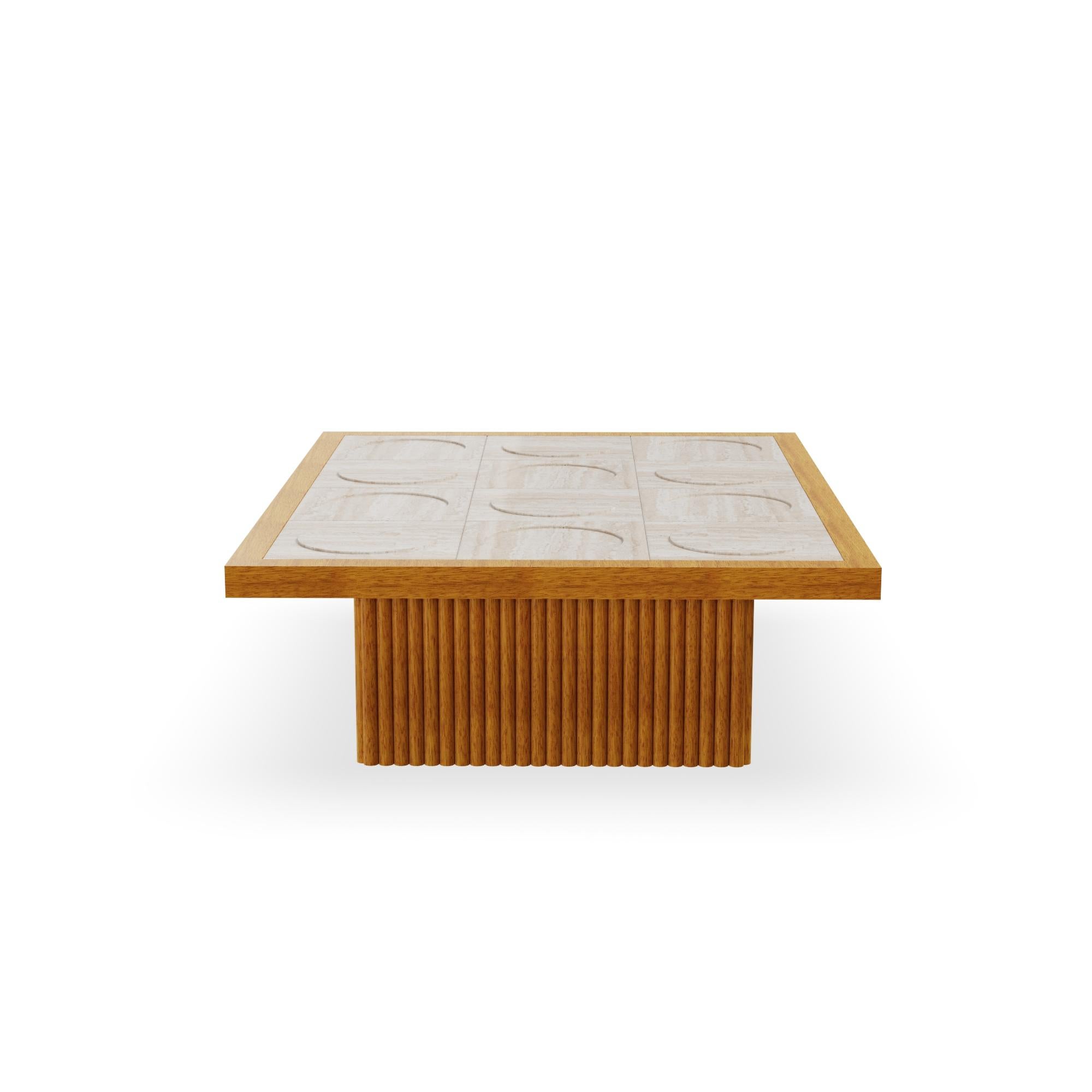 Palau Couchtisch für den Außenbereich - Eleganter Couchtisch aus Iroko-Holz mit skulpturalem Sockel (21. Jahrhundert und zeitgenössisch) im Angebot