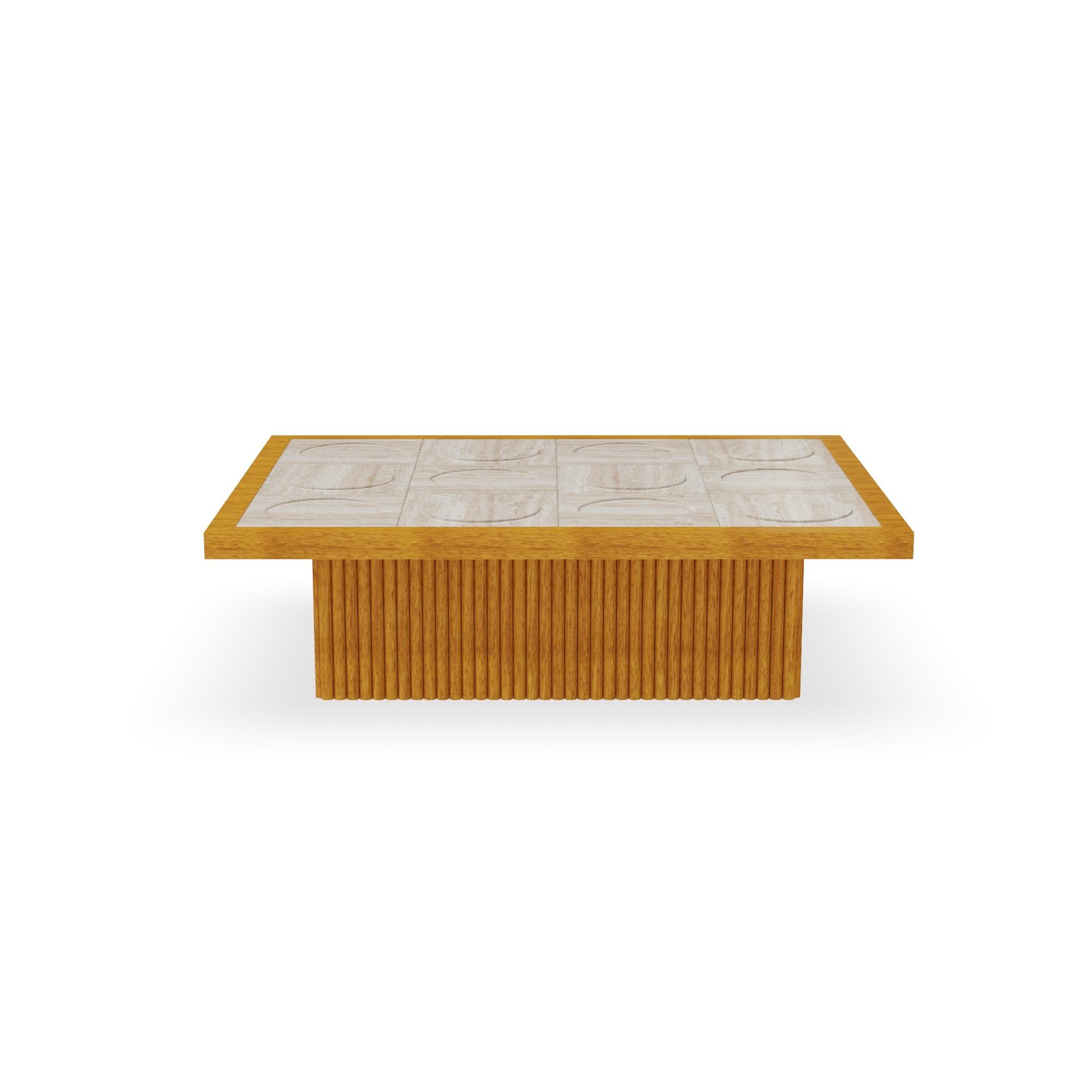 Palau Couchtisch für den Außenbereich - Eleganter Couchtisch aus Iroko-Holz mit skulpturalem Sockel (Travertin) im Angebot