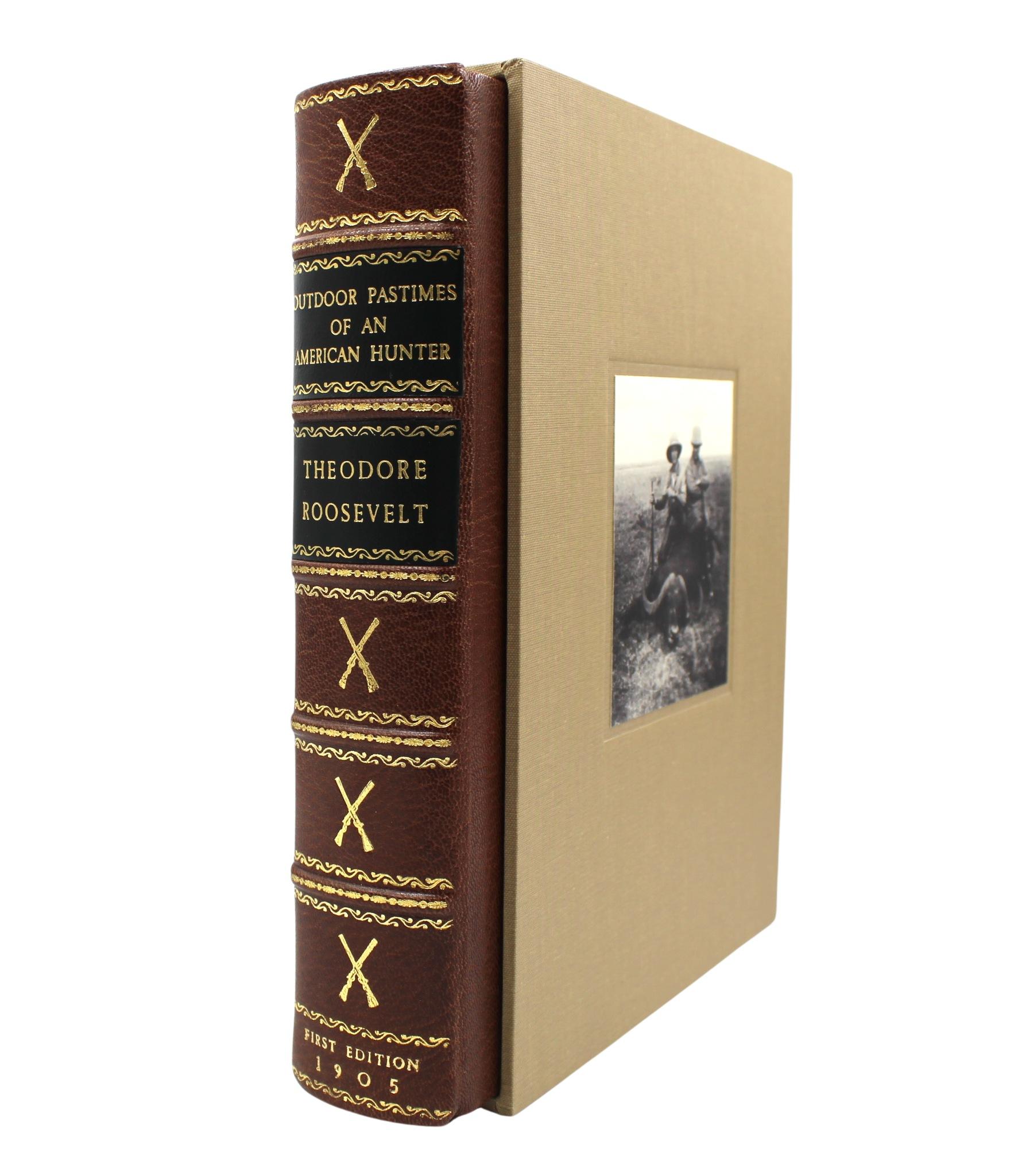 Roosevelt, Theodore. Freizeitbeschäftigungen eines amerikanischen Jägers. New York: Charles Scribner's Sons, 1905. Erstausgabe. Quarto. Neu gebunden in 1/4 braunem Leder und hellbraunem Leinen, mit vergoldeten Titeln, Verzierungen und erhabenen