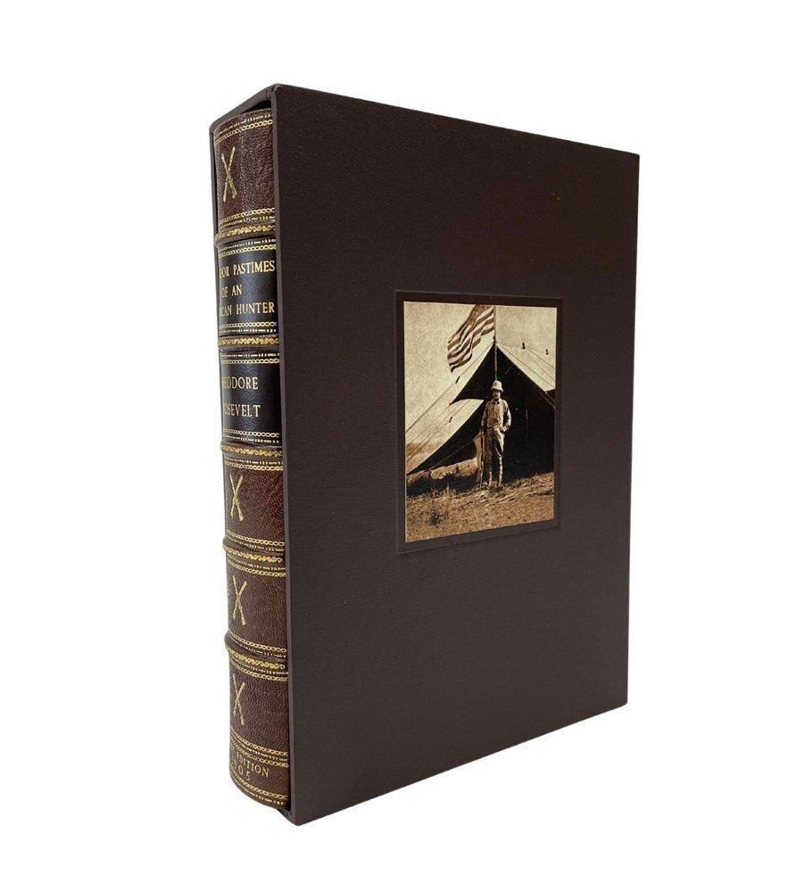 Roosevelt, Theodore. Freizeitbeschäftigungen eines amerikanischen Jägers. New York: Charles Scribner's Sons, 1905. Erstausgabe. Quarto. Neu gebunden in 1/4 braunem Leder und Leinen, mit vergoldeten Titeln, Verzierungen und erhabenen Bändern auf dem