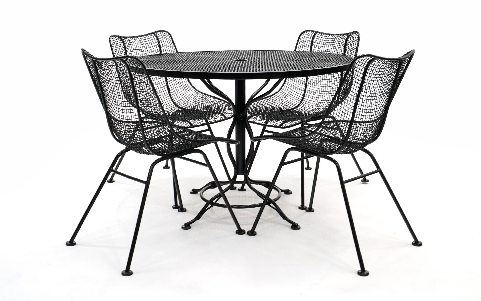 Mid-Century Modern Outdoor / Patio Table and Four Sculptura Chairs by Woodard, Expertly Restored For Sale