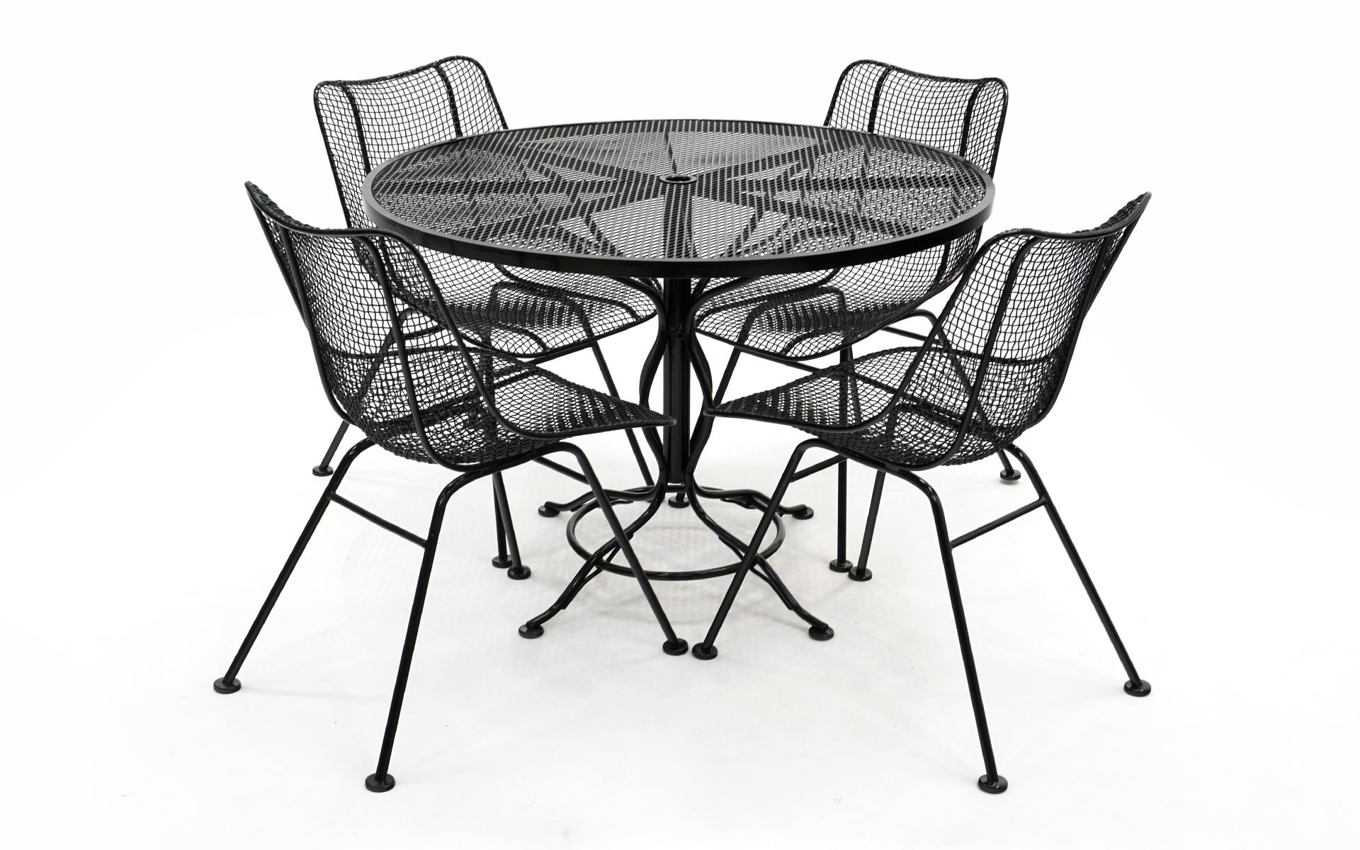 American Outdoor / Patio Table and Four Sculptura Chairs by Woodard, Expertly Restored For Sale