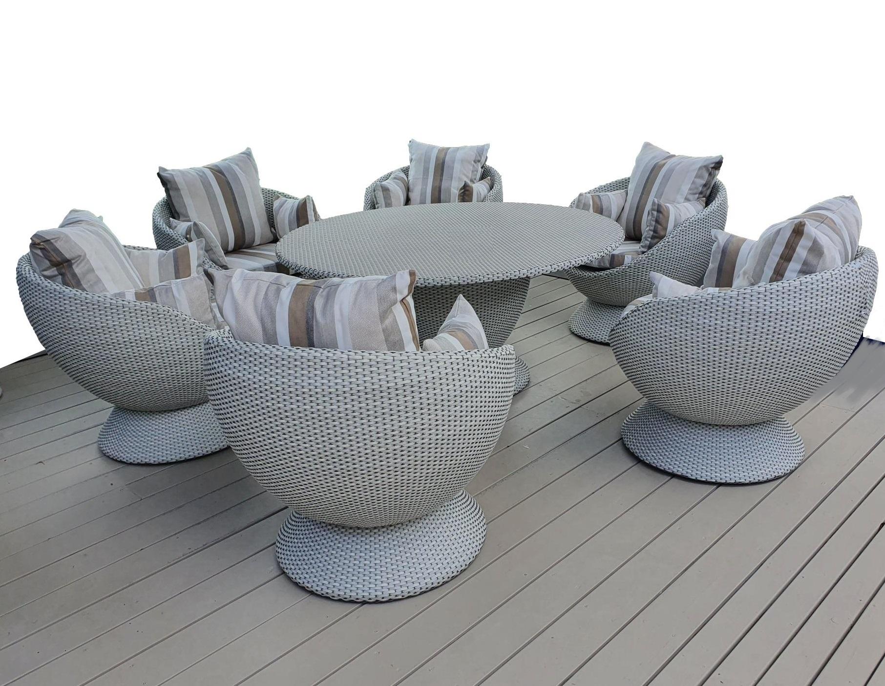 Asiatique Ensemble chaise longue pivotante à 360° et table basse en osier pour terrasse extérieure en vente