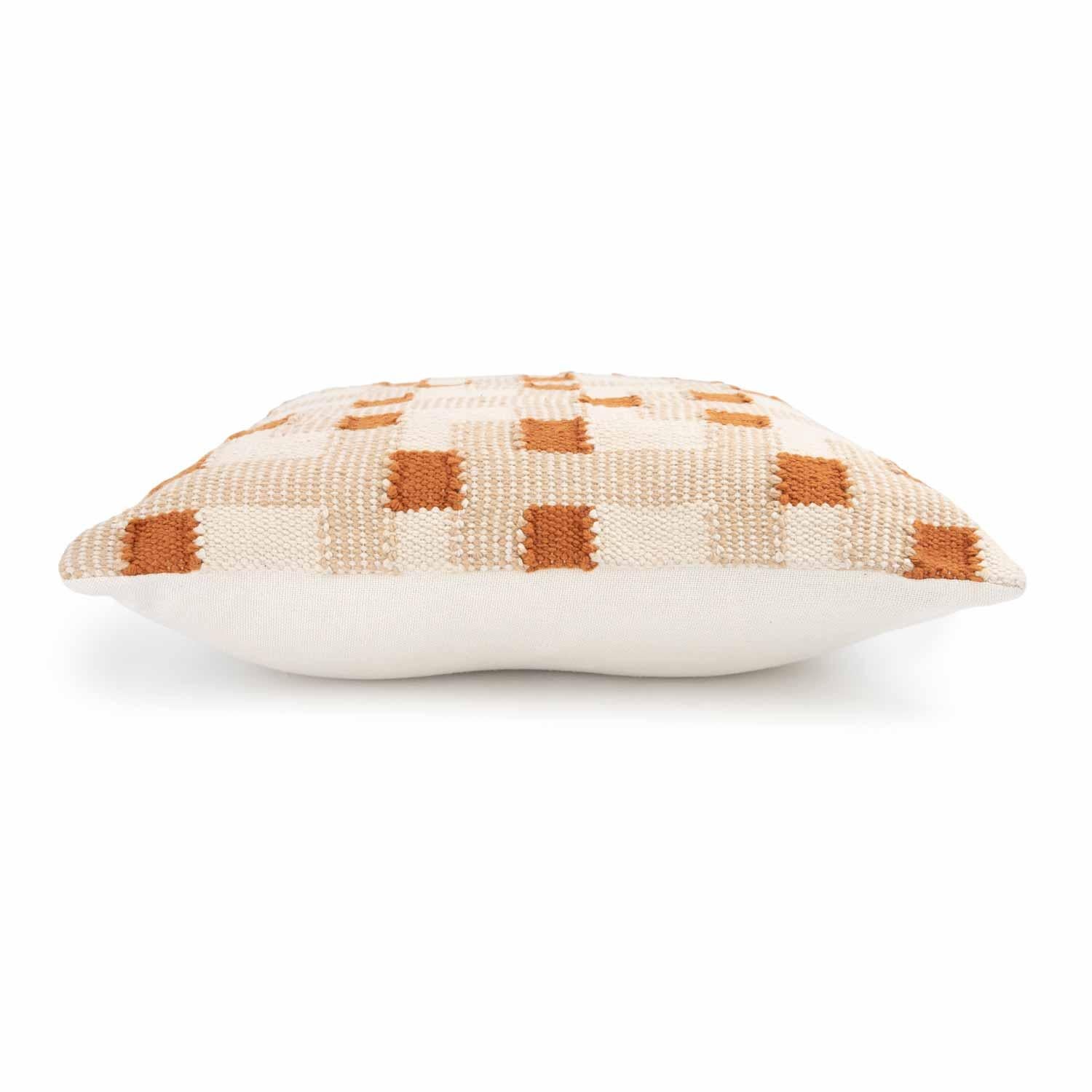 Esta funda de almohada, elaborada con una técnica de tejido tradicional pero con un toque moderno, da nueva vida a los materiales reciclados.
Su diseño abstracto en forma de cuadrícula se despliega en tonos óxido, blanco y beige suave, sucios pero