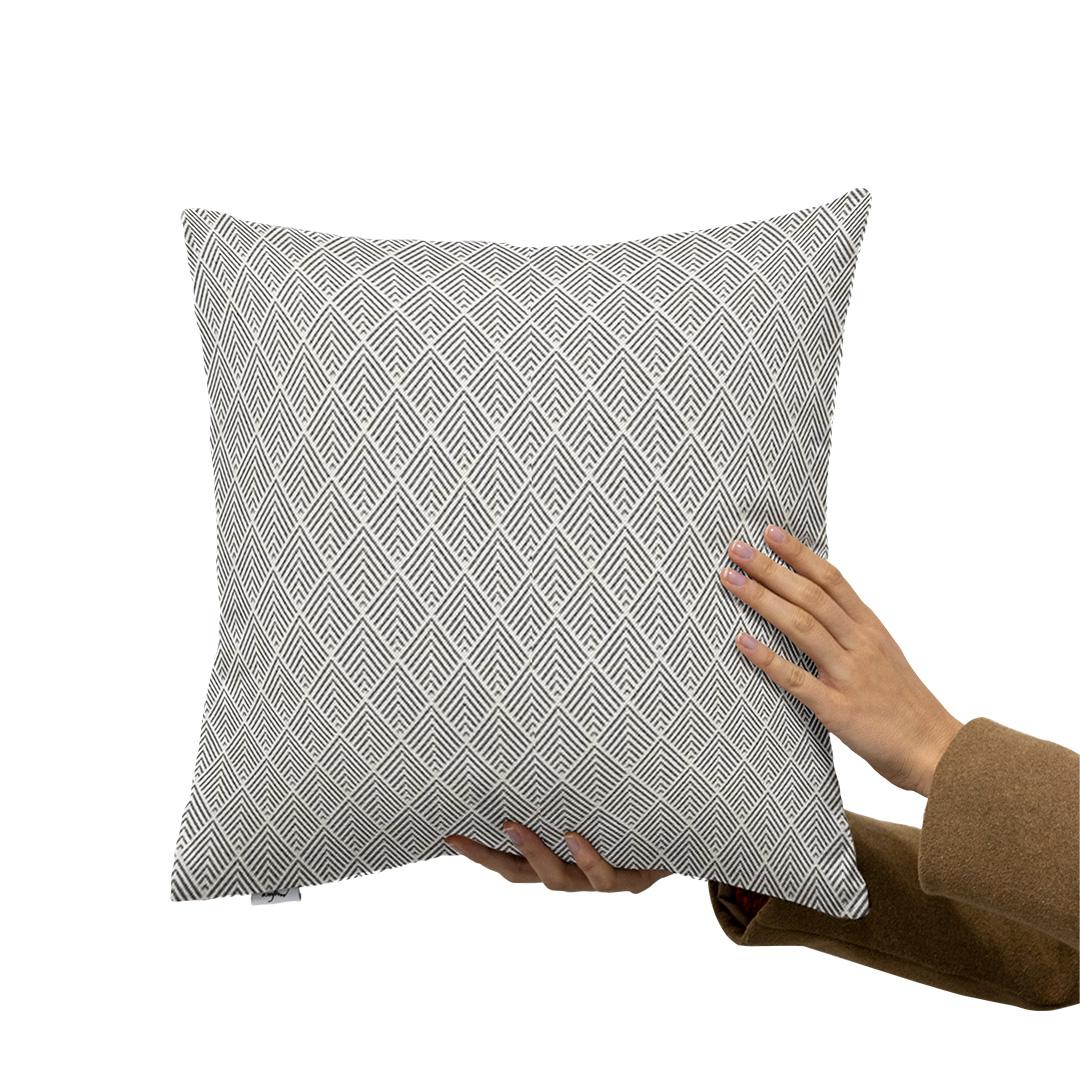 Pillow Medium - Outdoor pillow medium

Modern outdoor pillow made with Designers Guild

A simple design that allows you to risk in colors and patterns. Choose your favorite outdoor premium fabrics and synthetic leathers and mix and match with