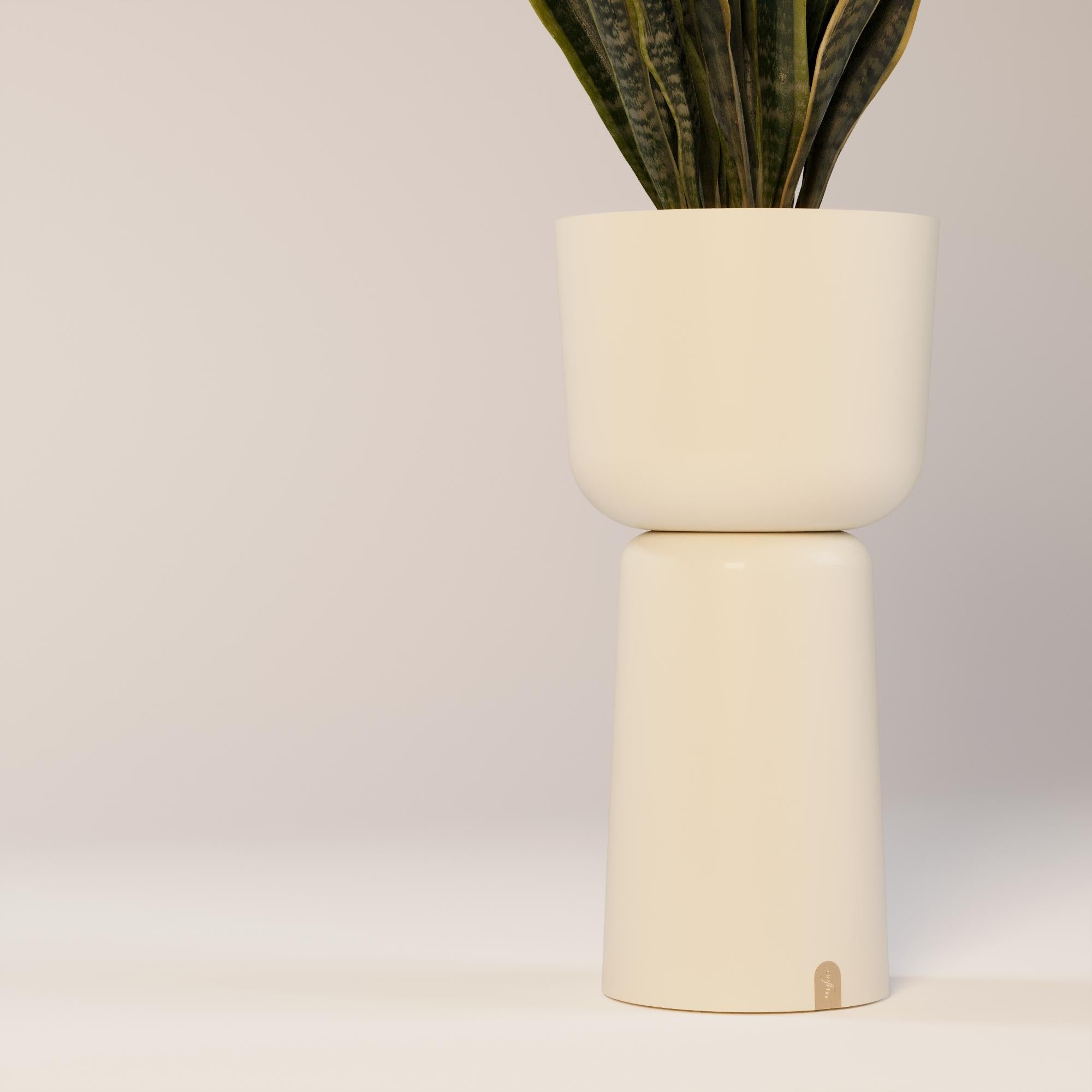 Fibre de verre Jardinière d'extérieur moderne au design élégant en fibre de verre en vente