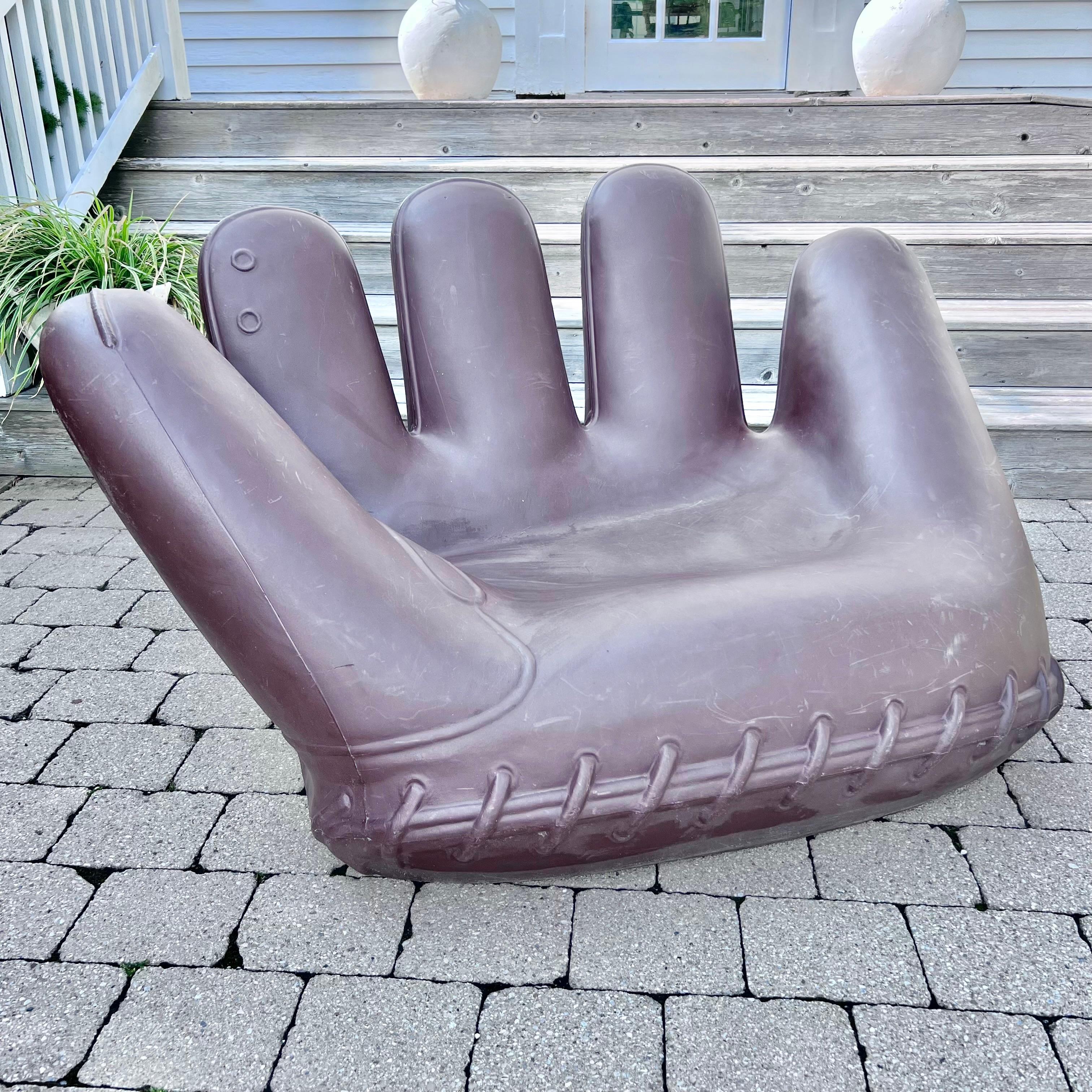 Monumentaler Handschuhsessel 'JOE' für Heller. Ursprünglich von Jonathan De Pas, Donato D'Urbino und Paolo Lomazzi in den 1970er Jahren entworfen und 2003 für Heller aus einem dicken Kunststoff für den Außenbereich hergestellt. Sehr leichte Patina