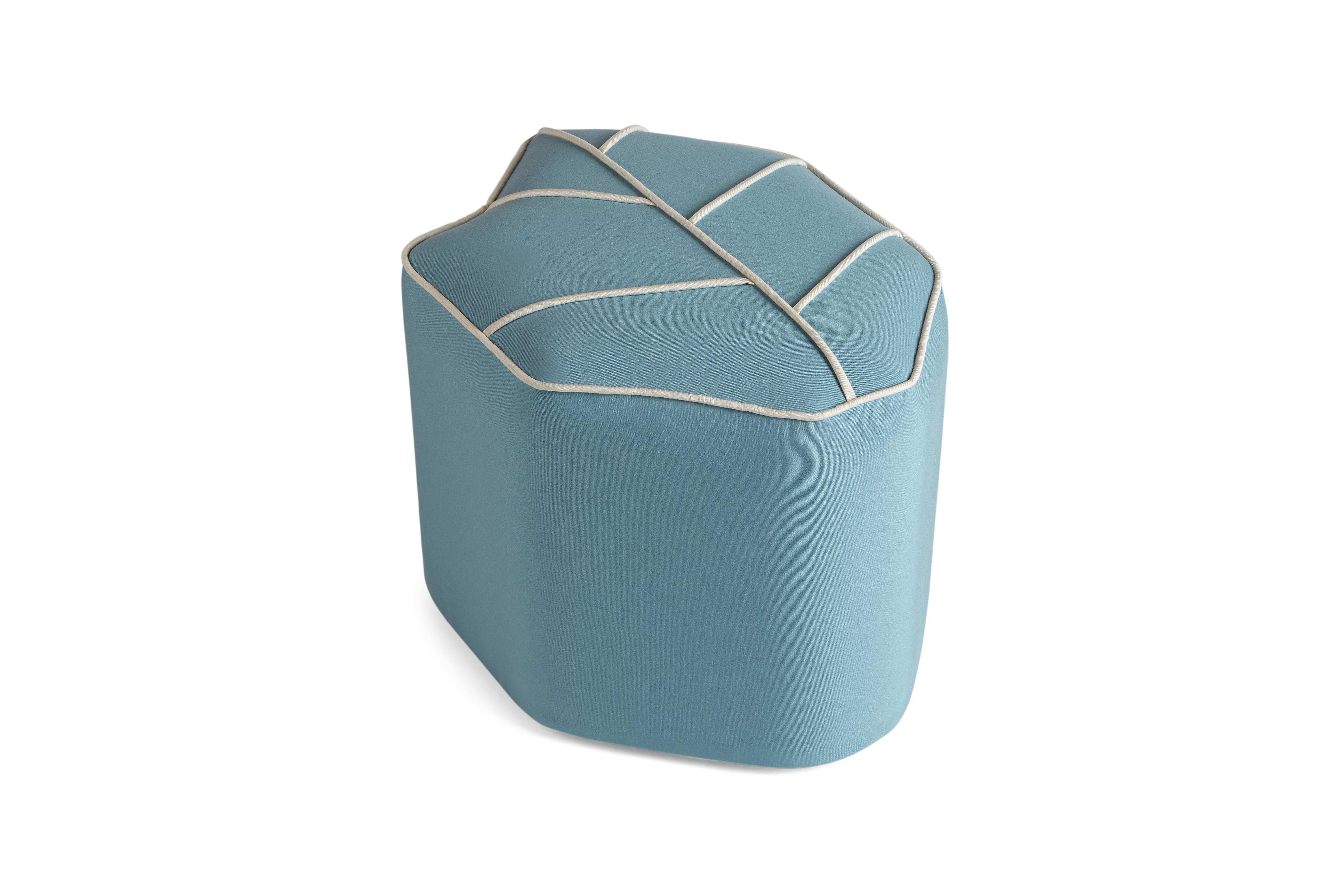 Questo pouf da esterno, il Leaf Seat, è un pouf unico e versatile progettato da Nicolette de Waart. Realizzato al 100% a mano in acrilico protetto dai raggi UV, questo pouf è adatto per gli esterni ma può essere facilmente utilizzato anche per gli