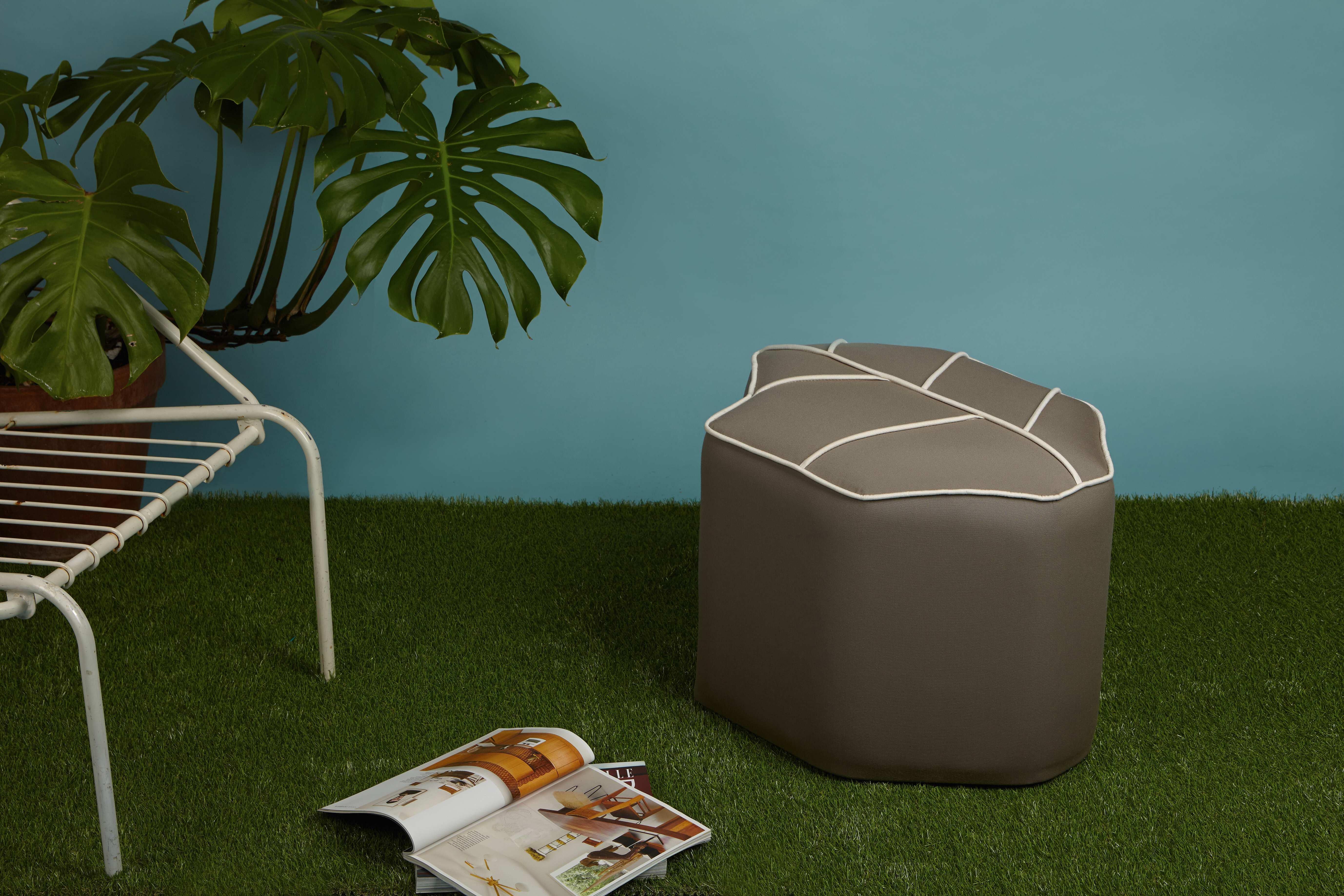 Pouf da esterno con seduta a foglia di design by design by nico in vendita 1