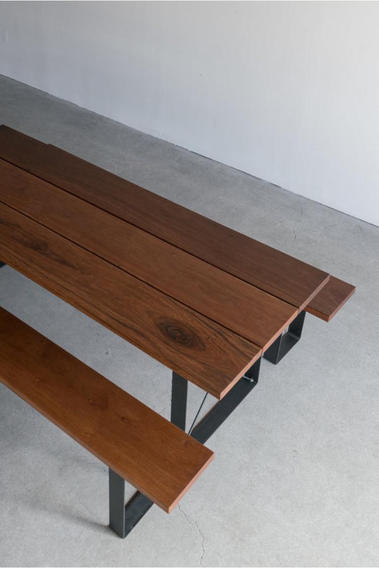 Cette table à manger est fabriquée sur mesure à Los Angeles. Les planches de bois sont commandées sur mesure. Le cadre en acier est coupé, soudé et
revêtement en poudre. 

Remarque : les meubles d'extérieur, bien que conçus pour résister aux