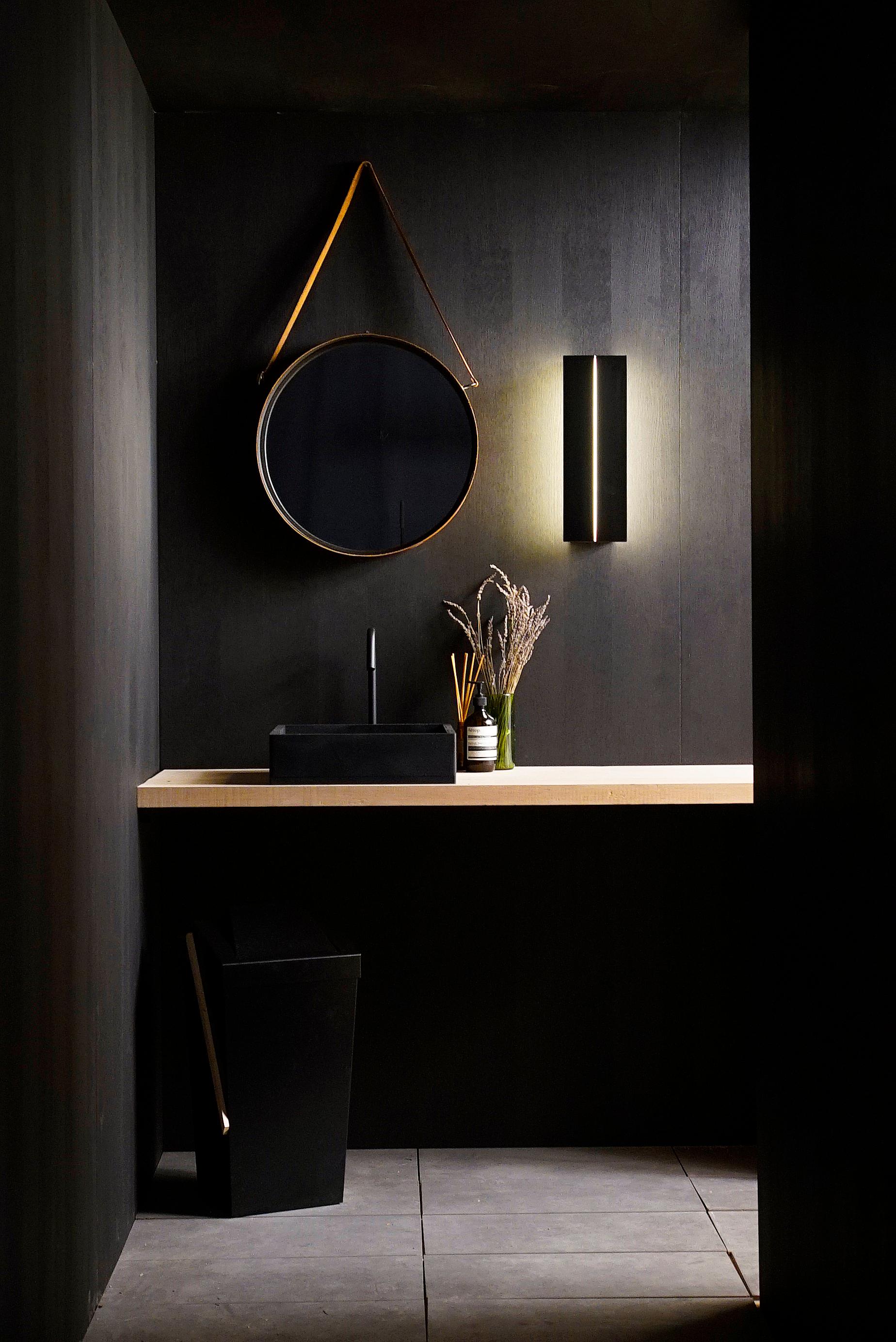 Anodisé Applique Ada 17 noire et laiton de Ravenhill Studio (décorée) en vente