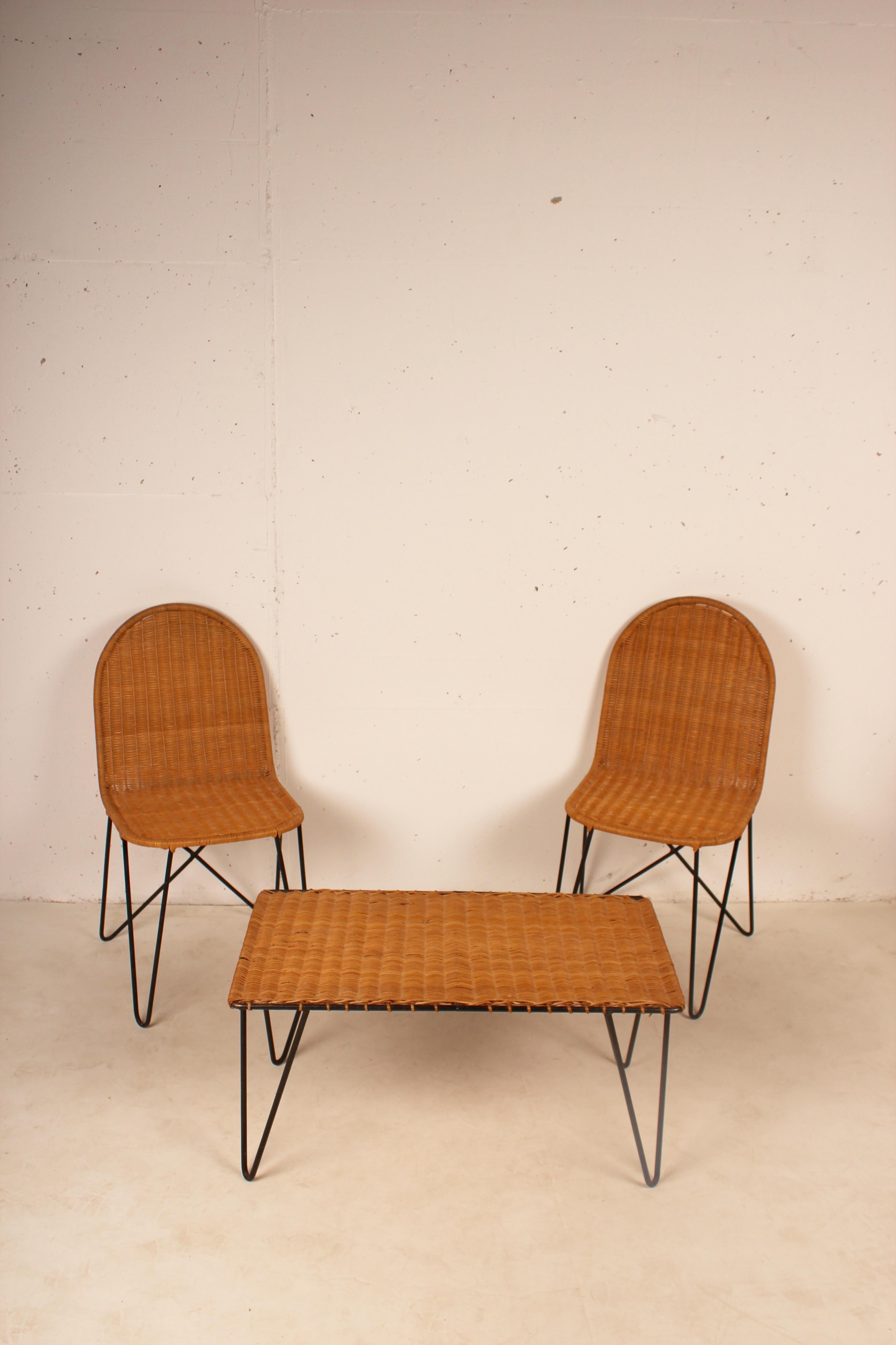 Outdoor wicker set, coffee table and 2 chairs by Raoul Guys, France 1950, wicker on lacquered metal base.

Measures: coffee table 73 D x 42 W x 37 H cm
chair 52 D x 38 W x 77 H cm.
  