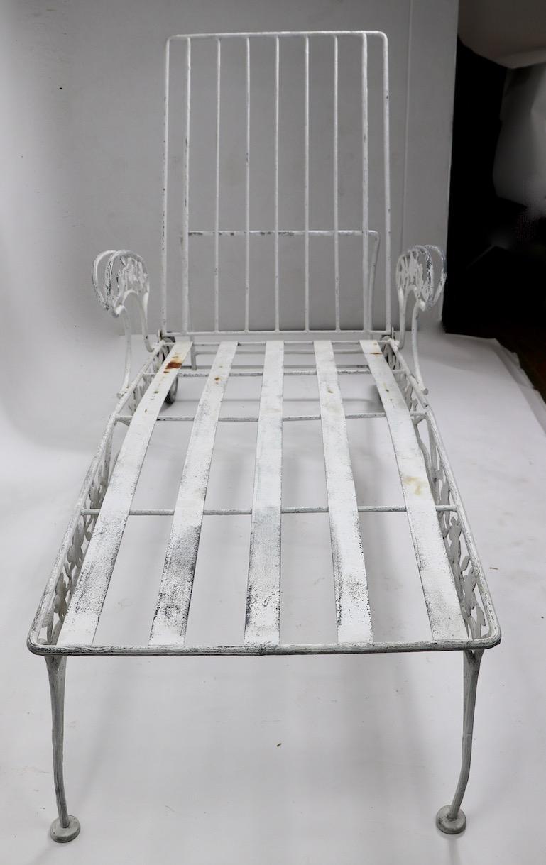 Chaise inclinable d'extérieur avec motif de feuillage en métal en vente 3