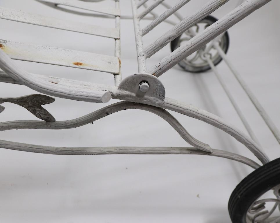 Chaise inclinable d'extérieur avec motif de feuillage en métal Bon état - En vente à New York, NY