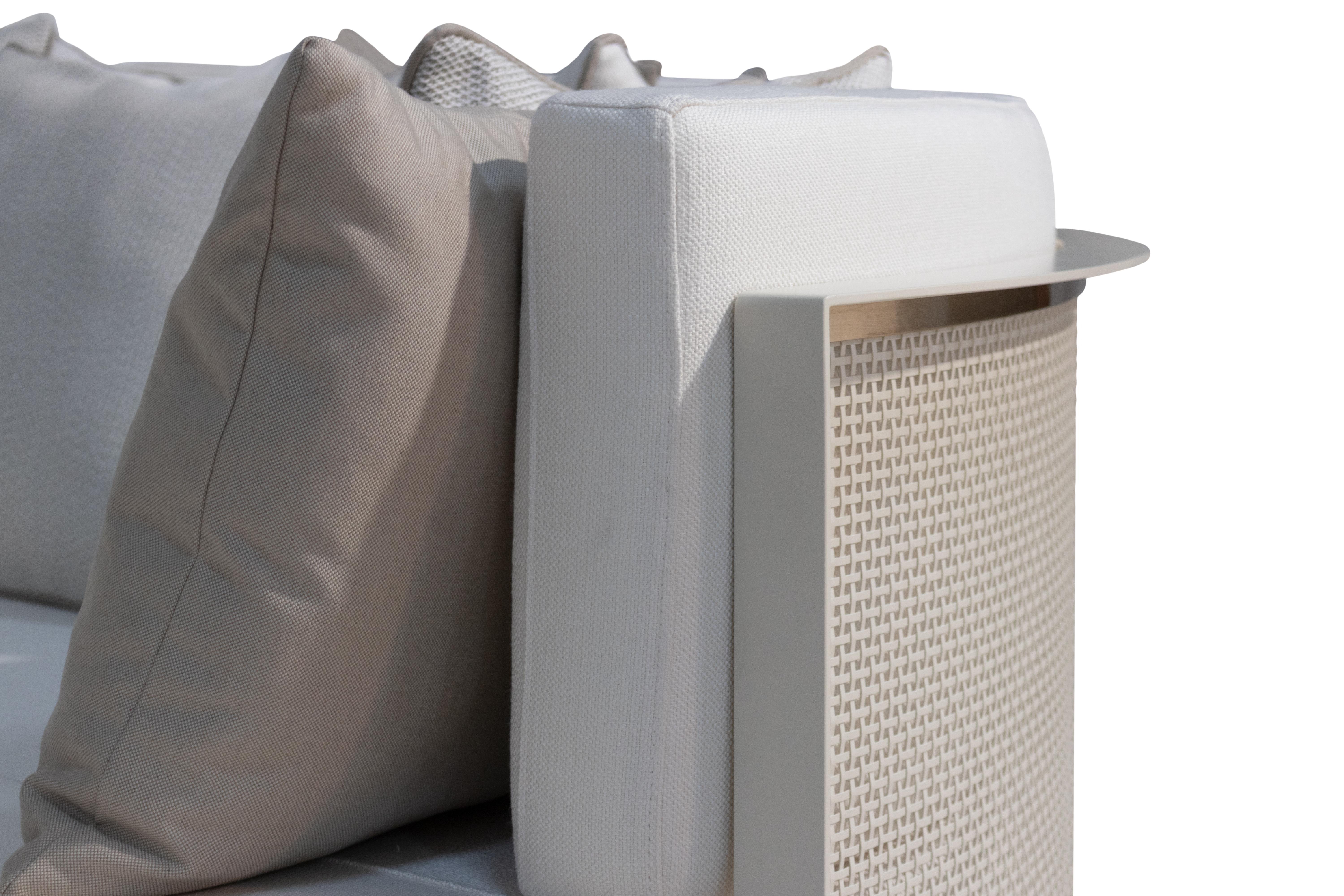 Cama de día Polar 

El daybed Polar es la incorporación perfecta de sofisticación y elegancia moderna, diseñado para elevar cualquier espacio. Su forma grácil y redondeada y sus líneas minimalistas crean un
ambiente sereno y acogedor, mientras que