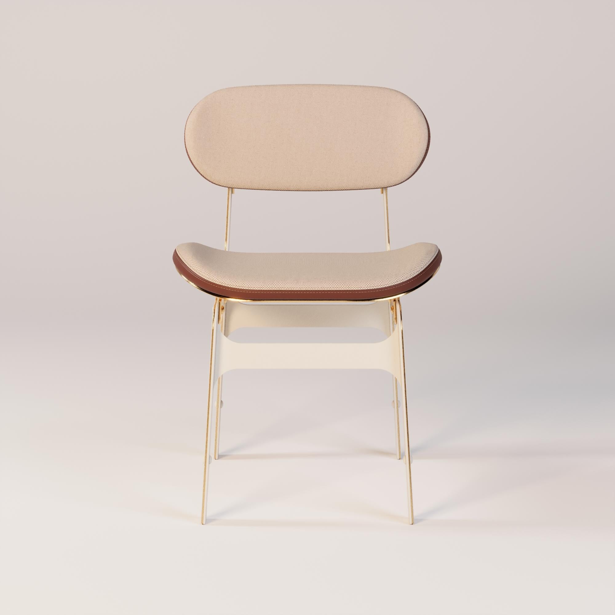 Sedia da pranzo Orizon 

Un pezzo nato dalla luce, con curve morbide che rivelano forme che fluiscono con il sole. Le gambe, caratterizzate da dettagli metallici, catturano una sottile lucentezza, creando riflessi che cambiano nel corso della