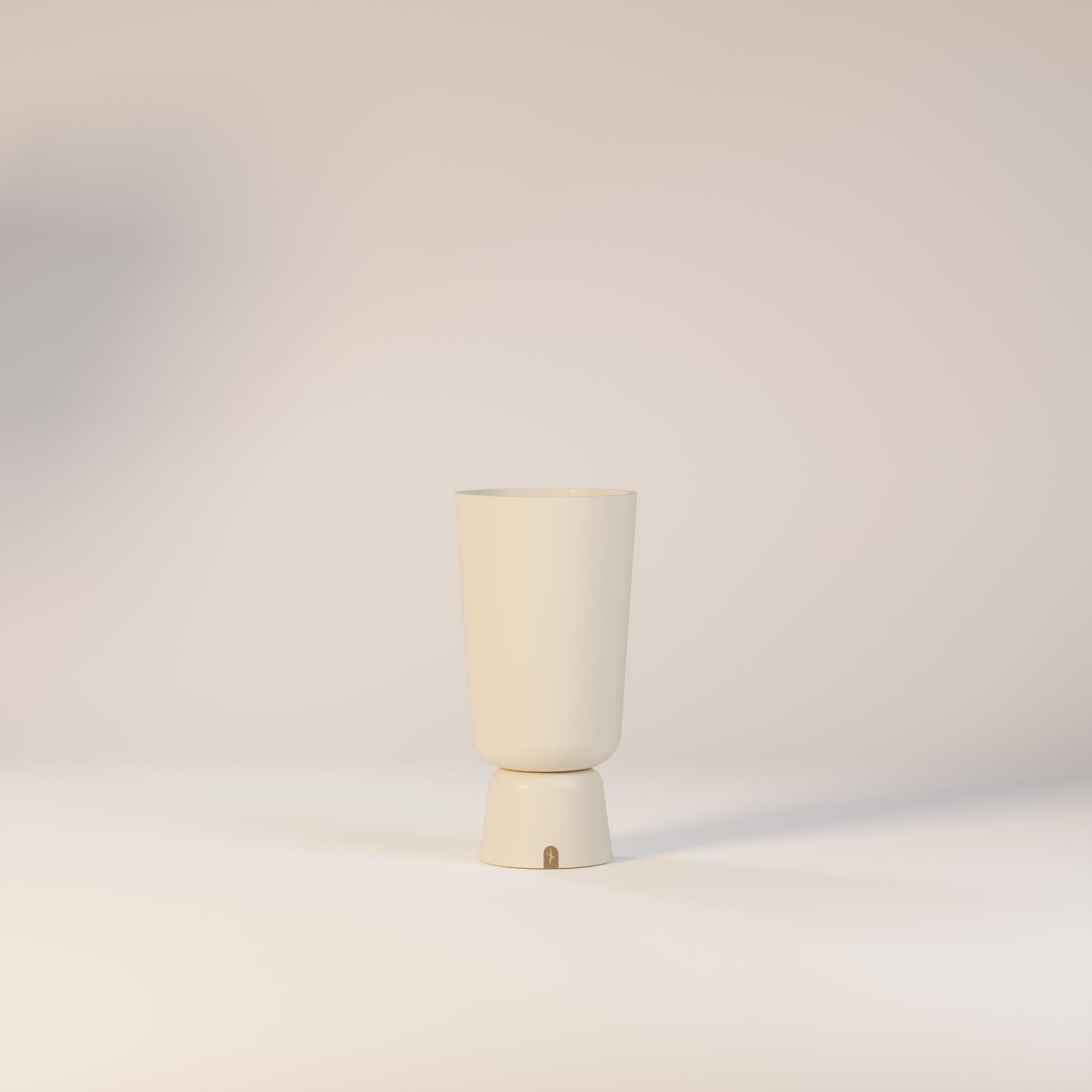 XXI secolo e contemporaneo Fioriera da esterno moderna realizzata in fibra di vetro resistente alle intemperie in vendita