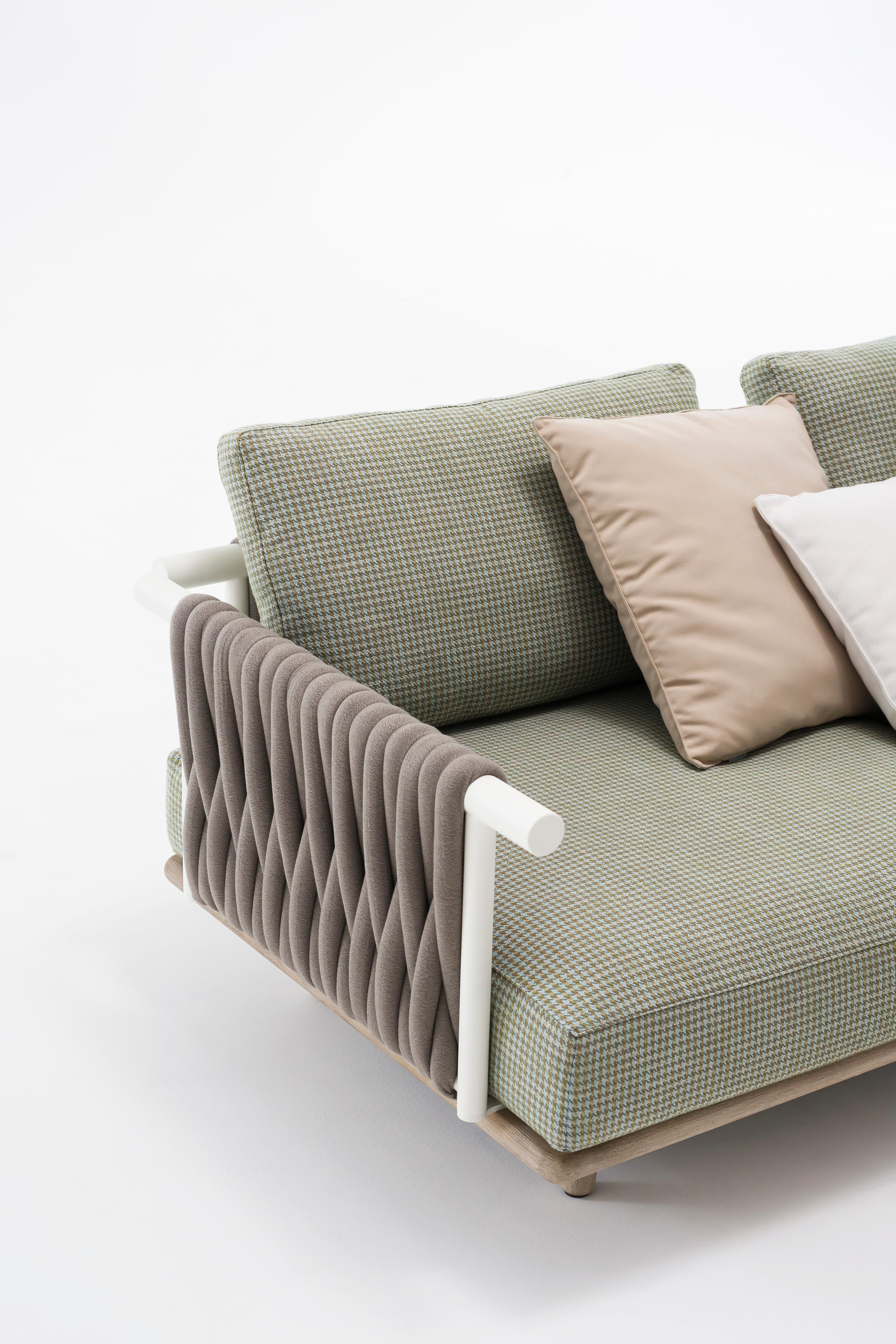 Eden ist ein großes, komfortables Outdoor-Sofa, das sich für Momente der totalen Entspannung eignet, großzügig in der Form und vor allem in der Tiefe und Dicke der Kissen.
Der Sockel besteht aus Teakholz, das in der Farbe Weather Resistant weiß