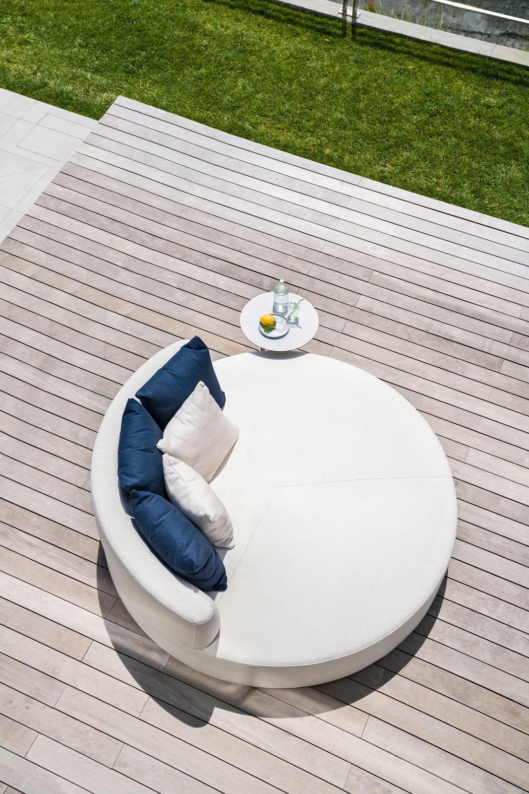 Diván italiano hecho a mano con líneas curvas y perfiles redondeados. Este sofá-cama es un mueble versátil, en el que puedes relajarte en cualquier momento del día, sentado o tumbado, solo o en buena compañía.
El diseño minimalista de gran confort