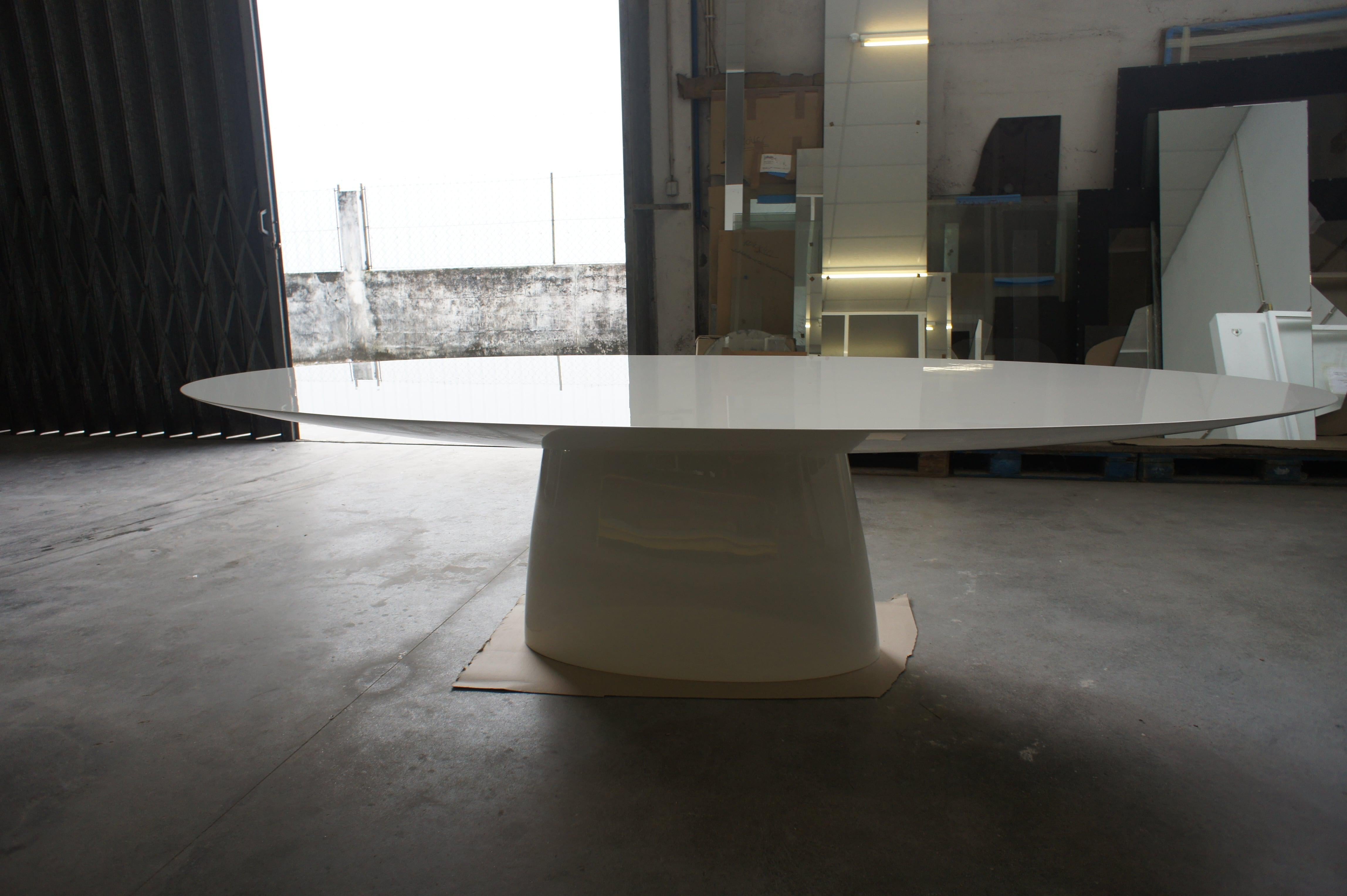 Contemporary Outdoor Round Dining Table in White Lacquer For Sale