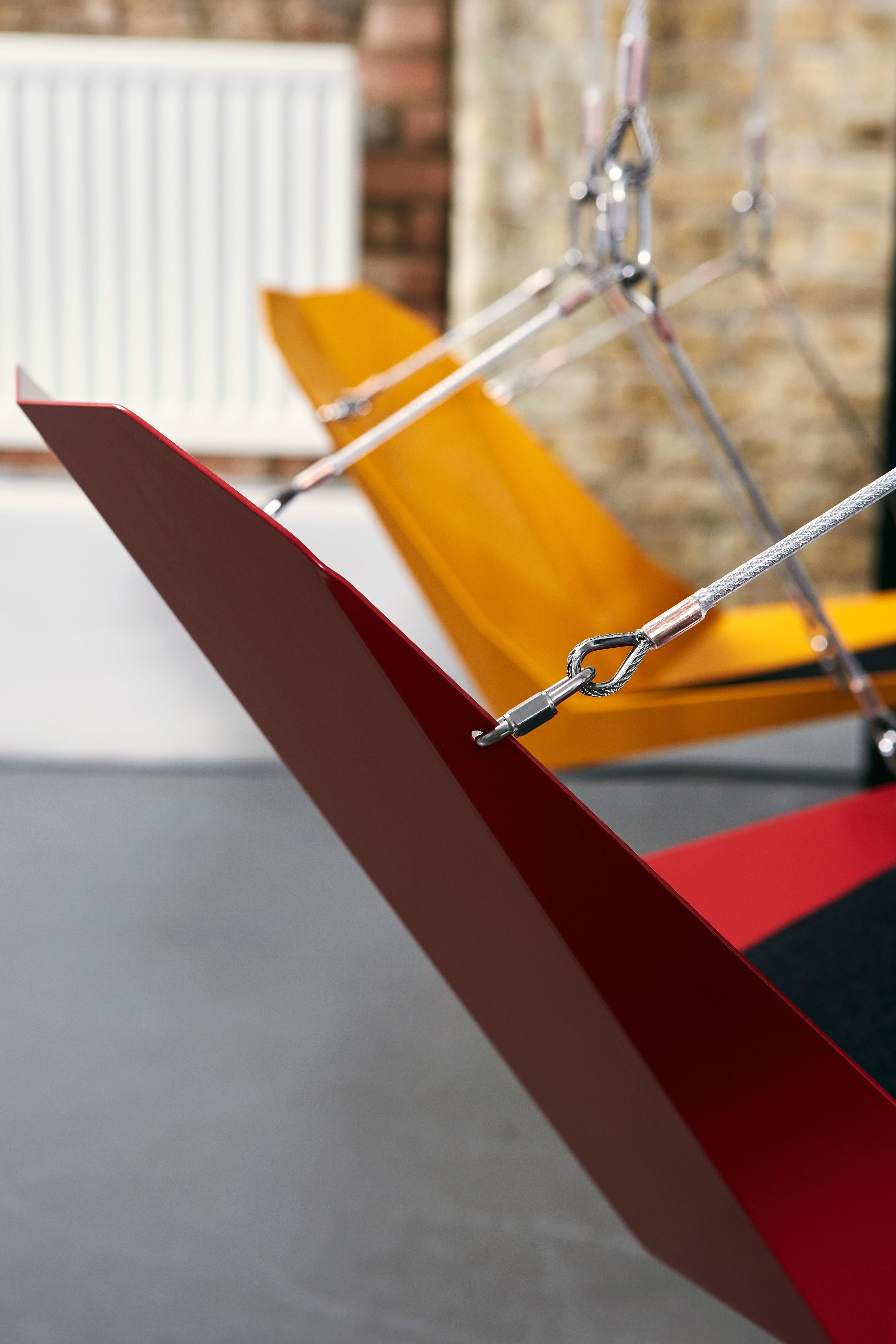Runder Esstisch für den Außenbereich aus Stahl und lackierter Ulme (Moderne) im Angebot