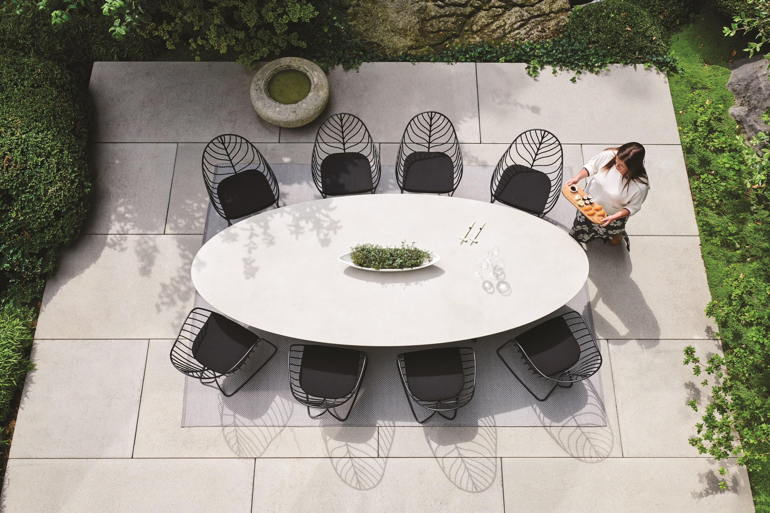 Moderne Table ovale Royal Botania Conix conçue par Kris Van Puyvelde en vente