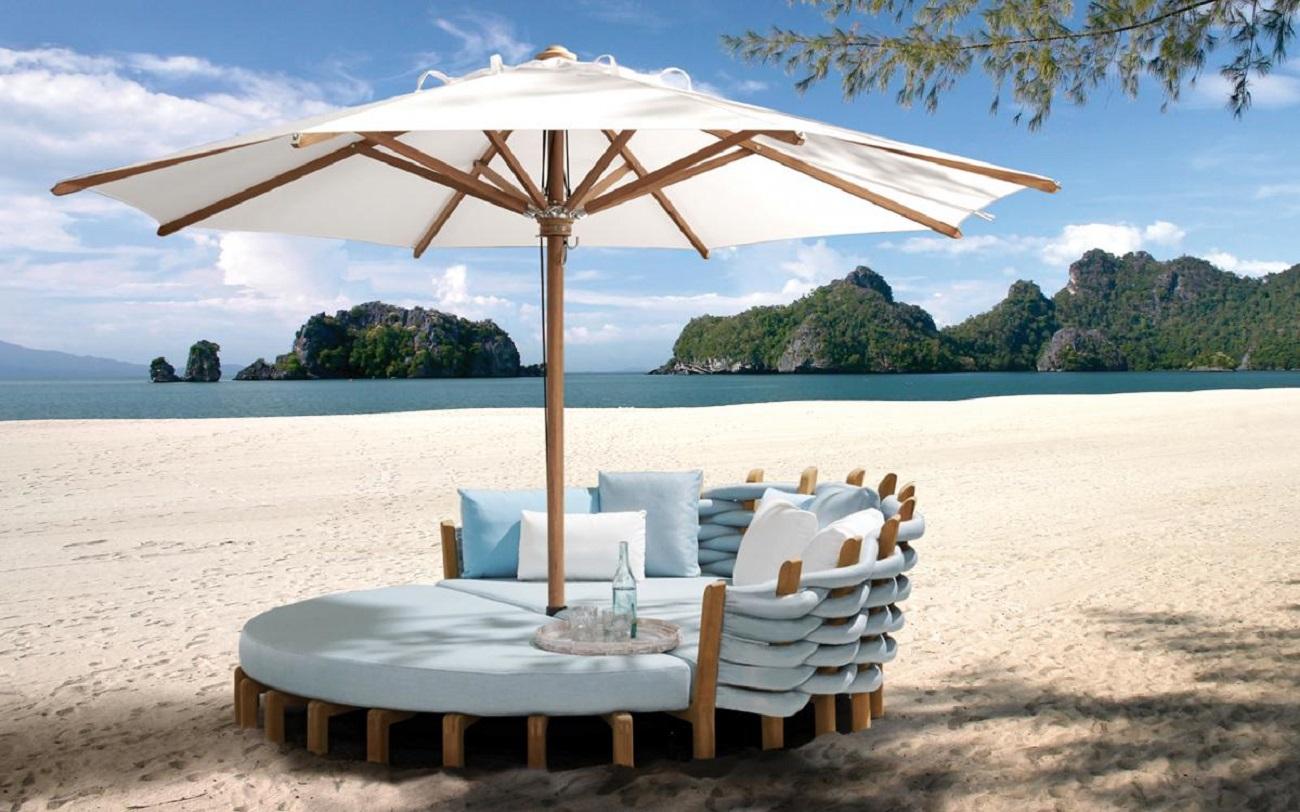 Lotus daybed with umbrella
3.5 meter octagon umbrella with white awning and teak mast/ribs.
Umbrella includes square base with wheels
Daybed includes seat cushion and woven back
Seat cushion and woven back fabric: Light blue unit

Measures: