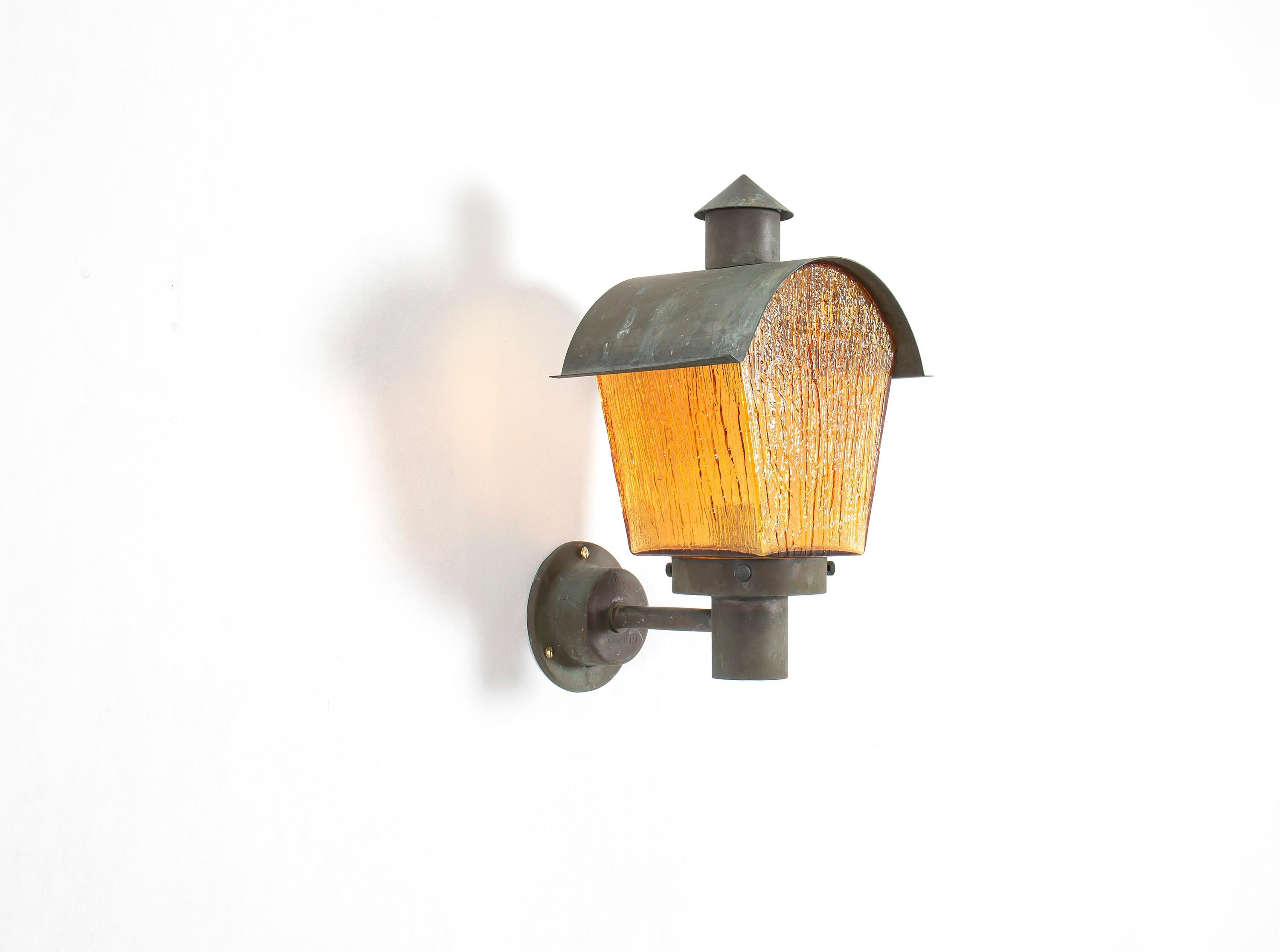 Wonderful and decorative wall light in patinated copper and glass. Designed and made in Norway from circa the 1970s first half. The lamp is fully working and in good vintage condition. The lamp is fitted with one E27 bulb holder (works in the US)