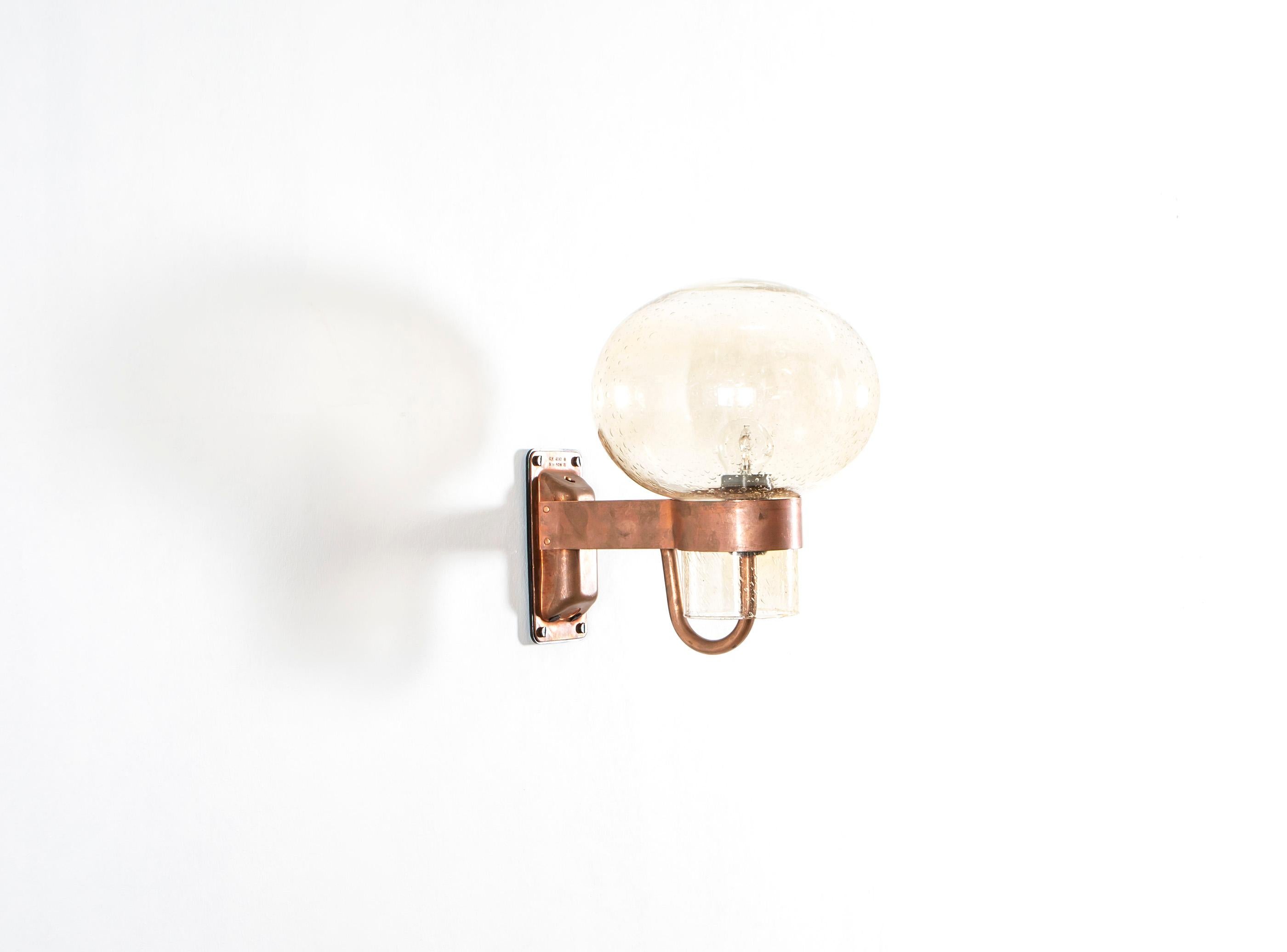 Wonderful and decorative wall light in copper and glass. Designed and made in Norway from circa 1970s second half. The lamp is fully working and in good vintage condition. The lamp is fitted with one E27 bulb holder (works in the US) with a