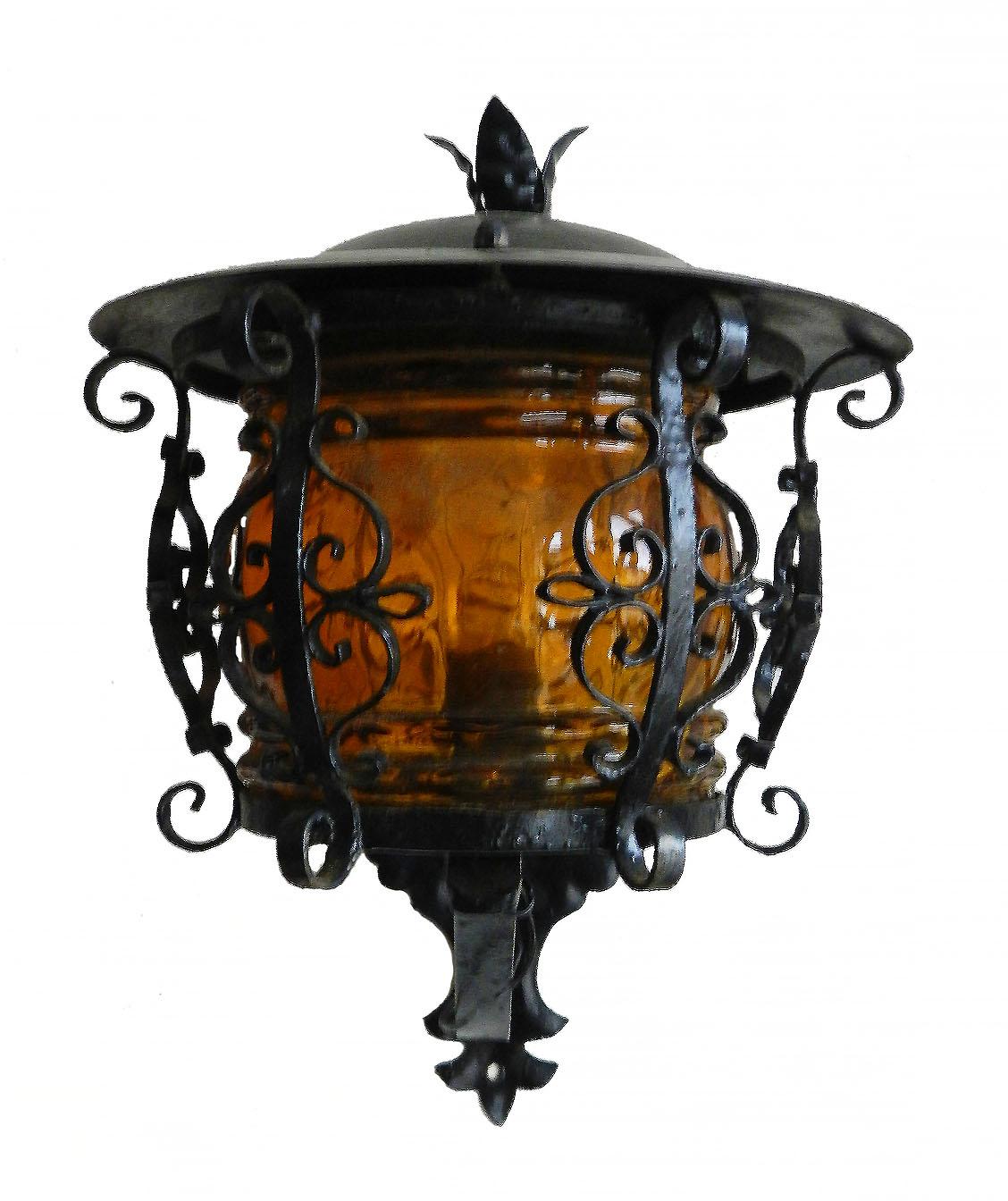 Outdoor sconce exterior wall light lantern iron glass, French
Exterior wall light lantern sconce wrought iron and amber glass, circa 1920
Vintage old painted wrought iron could be re finished
Good vintage condition sound and solid
This can be