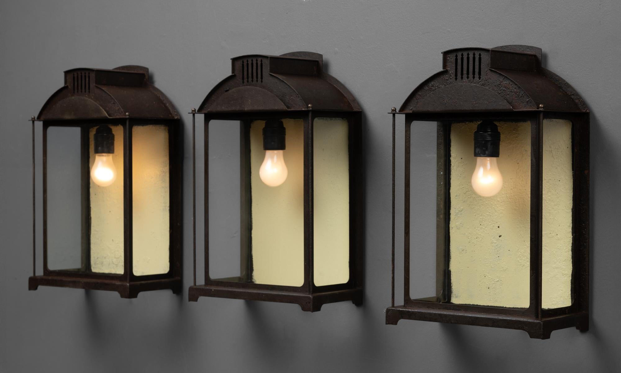 Made in Italy
Wrought iron outdoor metal sconces featuring 3 glass panels.
10.5