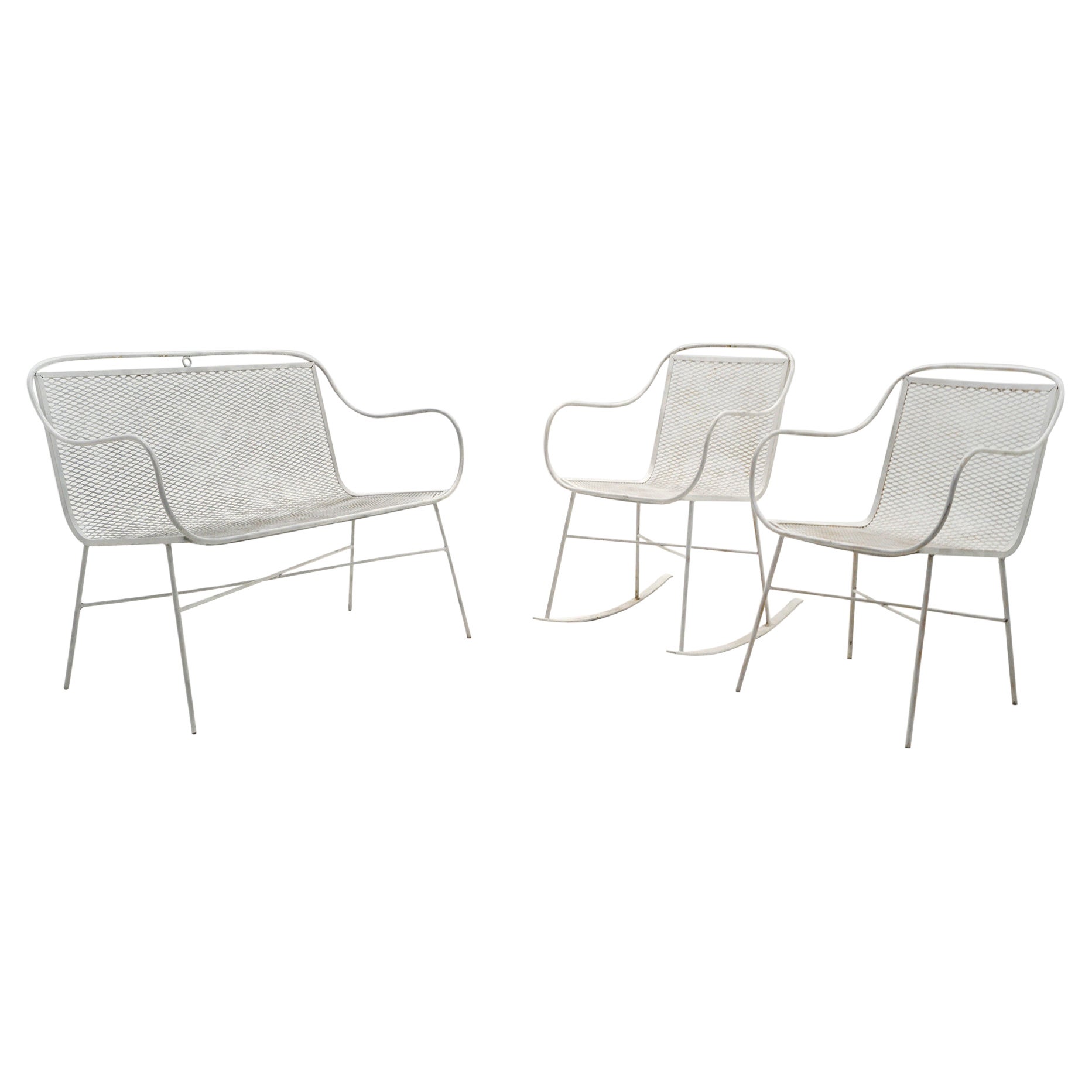 Eines Sofa für den Außenbereich und ein Paar Stühle ''One Rocker'' von John Salterini