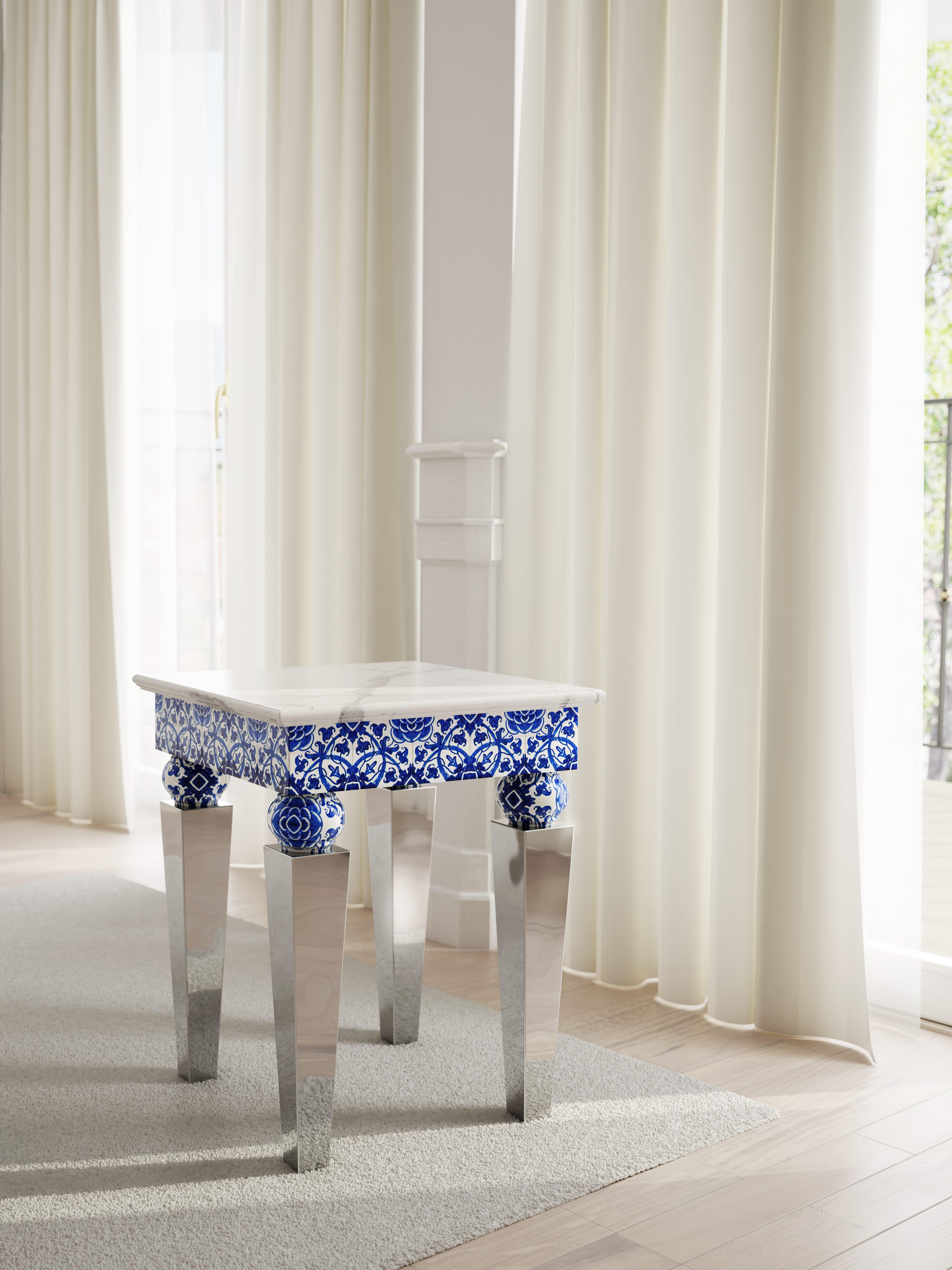 Moderno Tavolino con piano in marmo bianco e gambe in acciaio a specchio, piastrelle in maiolica verde, anche per esterni in vendita