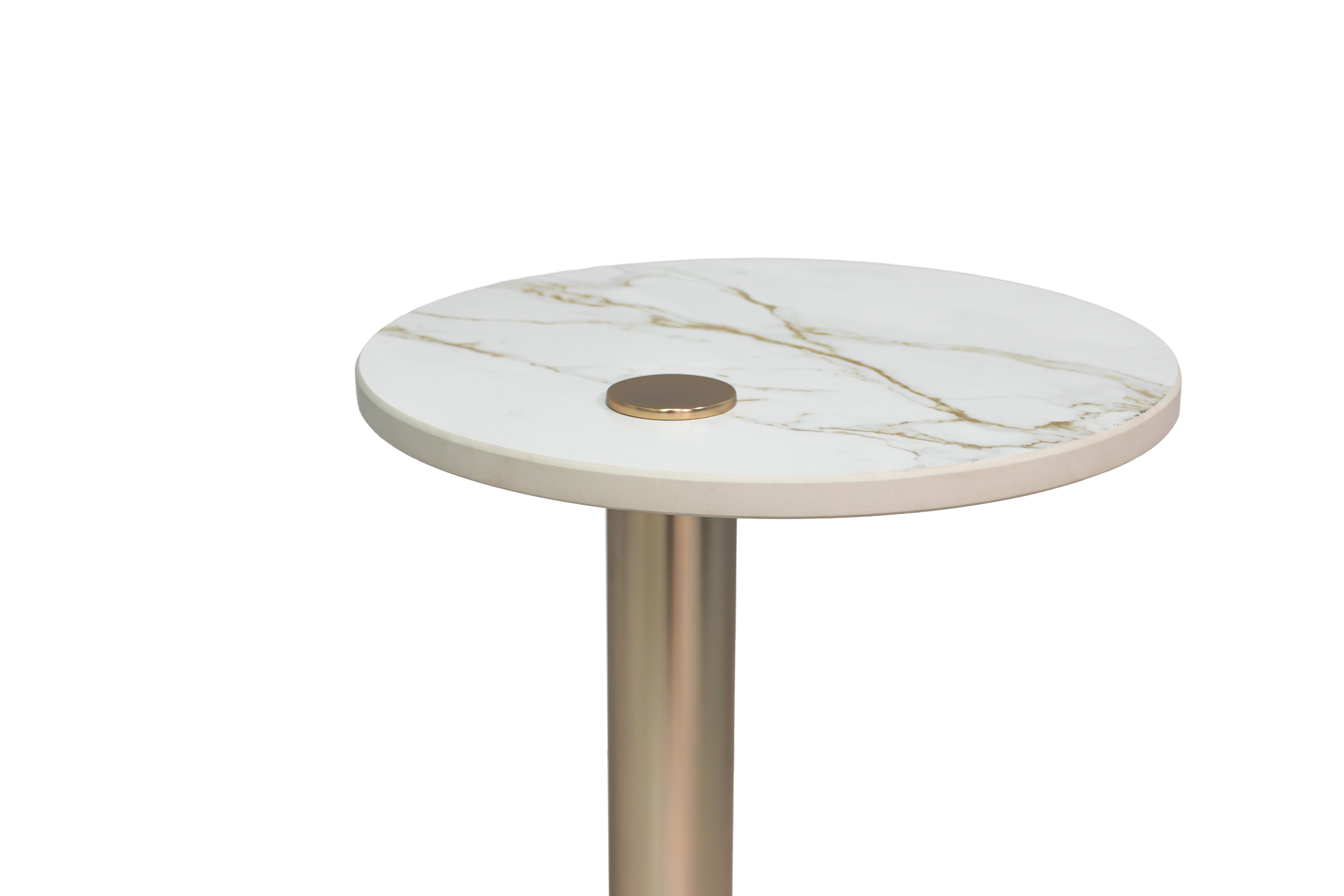 Moderno Tavolino da esterno con piano in oro Calacatta in vendita