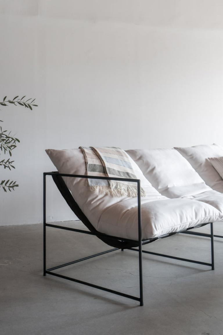 Der Outdoor Sierra Chair wird vor Ort in Los Angeles, Kalifornien, handgefertigt. Das gepolsterte Flaggschiff zeichnet sich nicht nur durch sein unverwechselbares Design, sondern auch durch seinen außergewöhnlichen Komfort aus. Ein offener, dünner