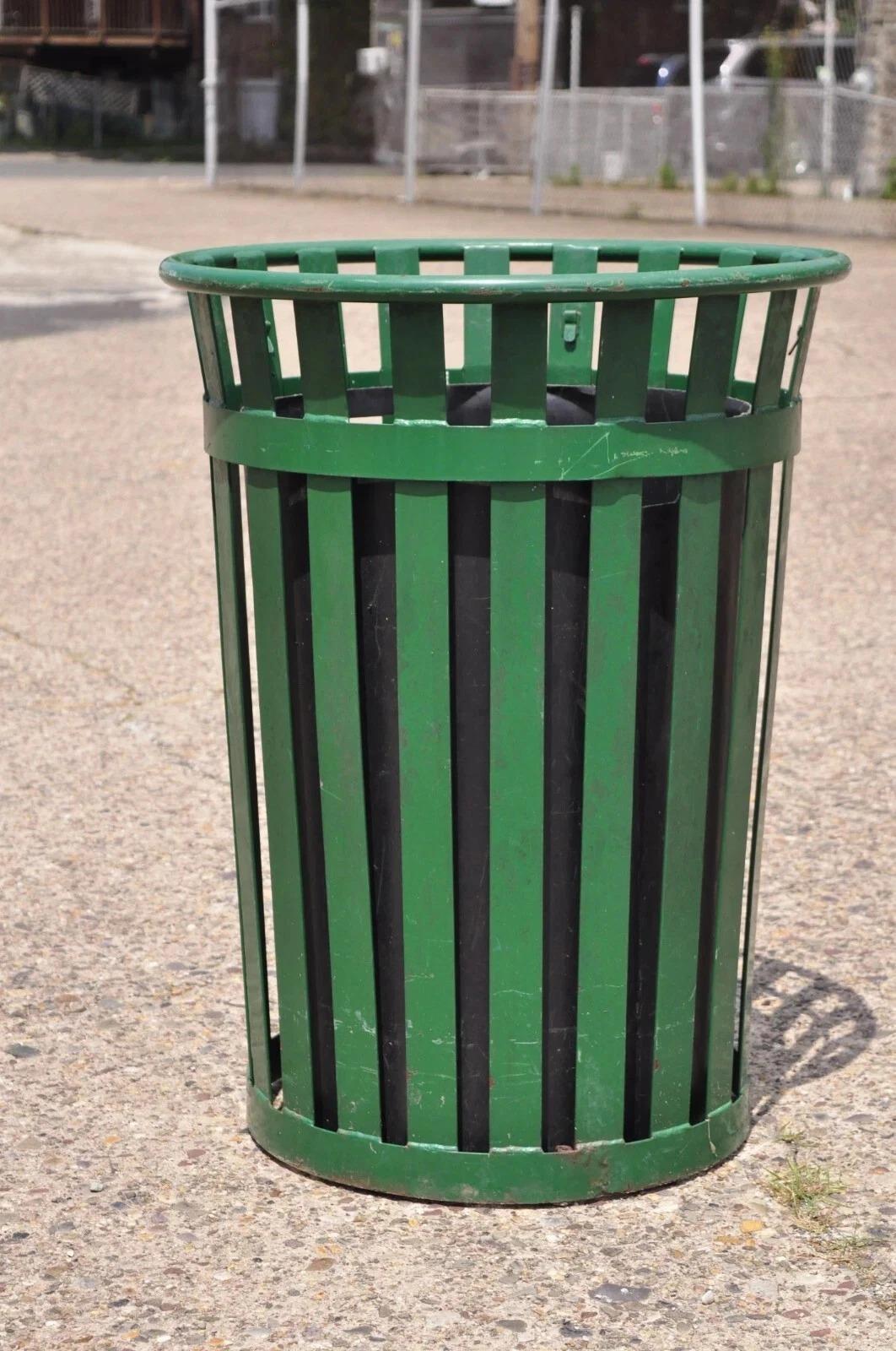 Inviaci un messaggio con il tuo codice postale per richiedere un preventivo per la spedizione negli Stati Uniti.

Can e fodera in metallo Greene & Greene per esterni - 24 galloni. L'articolo presenta una struttura in metallo pesante, finitura verde,