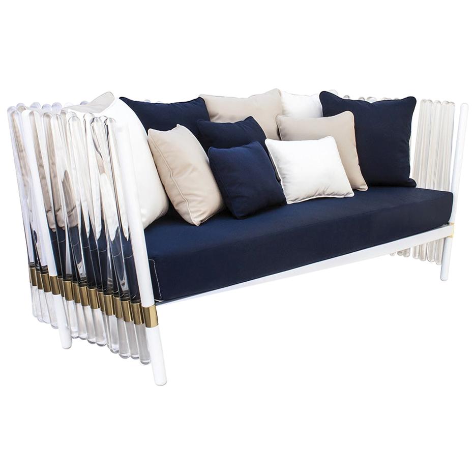 Outdoor-Sofa mit vergoldeten Details und wasserfesten Stoffen in Weiß und Blau