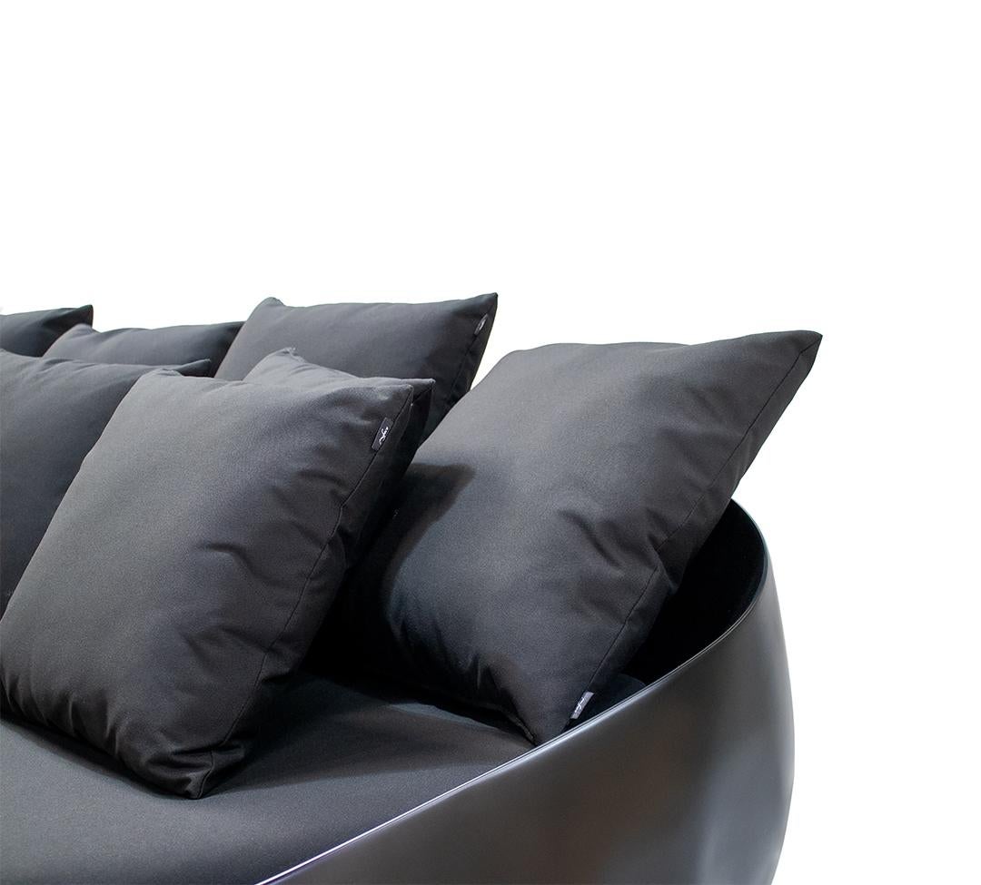 Moderne Canapé d'extérieur en fibre de verre avec finition laquée noire et tissu noir imperméable en vente