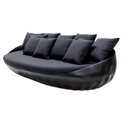 Sofá de exterior con fibra de vidrio lacada en negro y tapicería impermeable