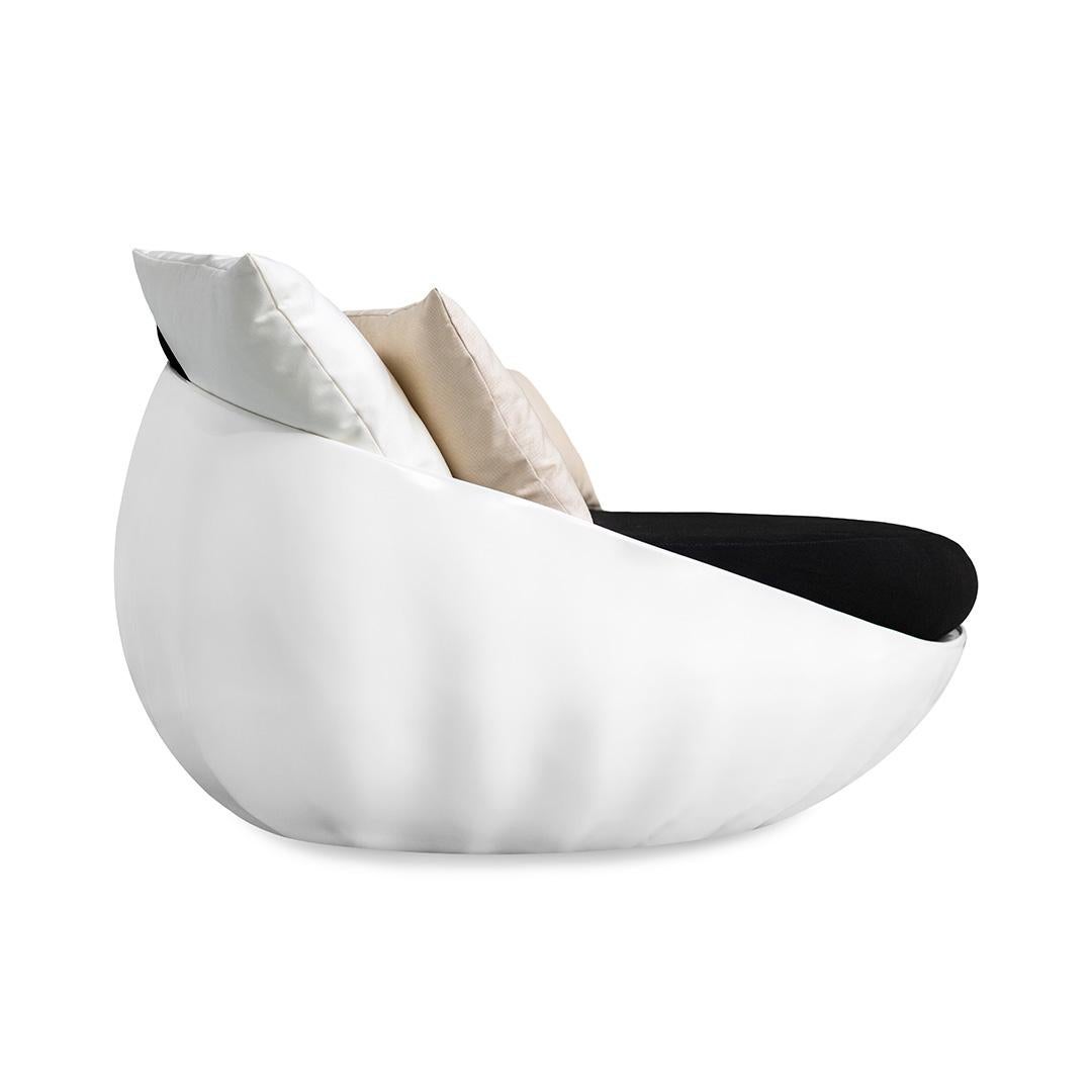 Outdoor-Sofa mit wetterfesten schwarzen Stoffen und weiß lackierter Struktur (Moderne) im Angebot