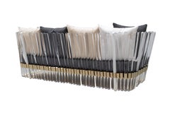 Eleganza del divano da patio Houdini con dettagli in acrilico e struttura in acciaio inox dorato