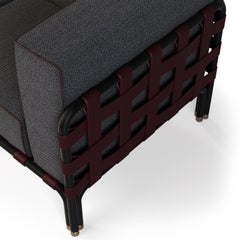 Stilvolles Outdoor-Sofa mit burgunderroten Lederakzenten