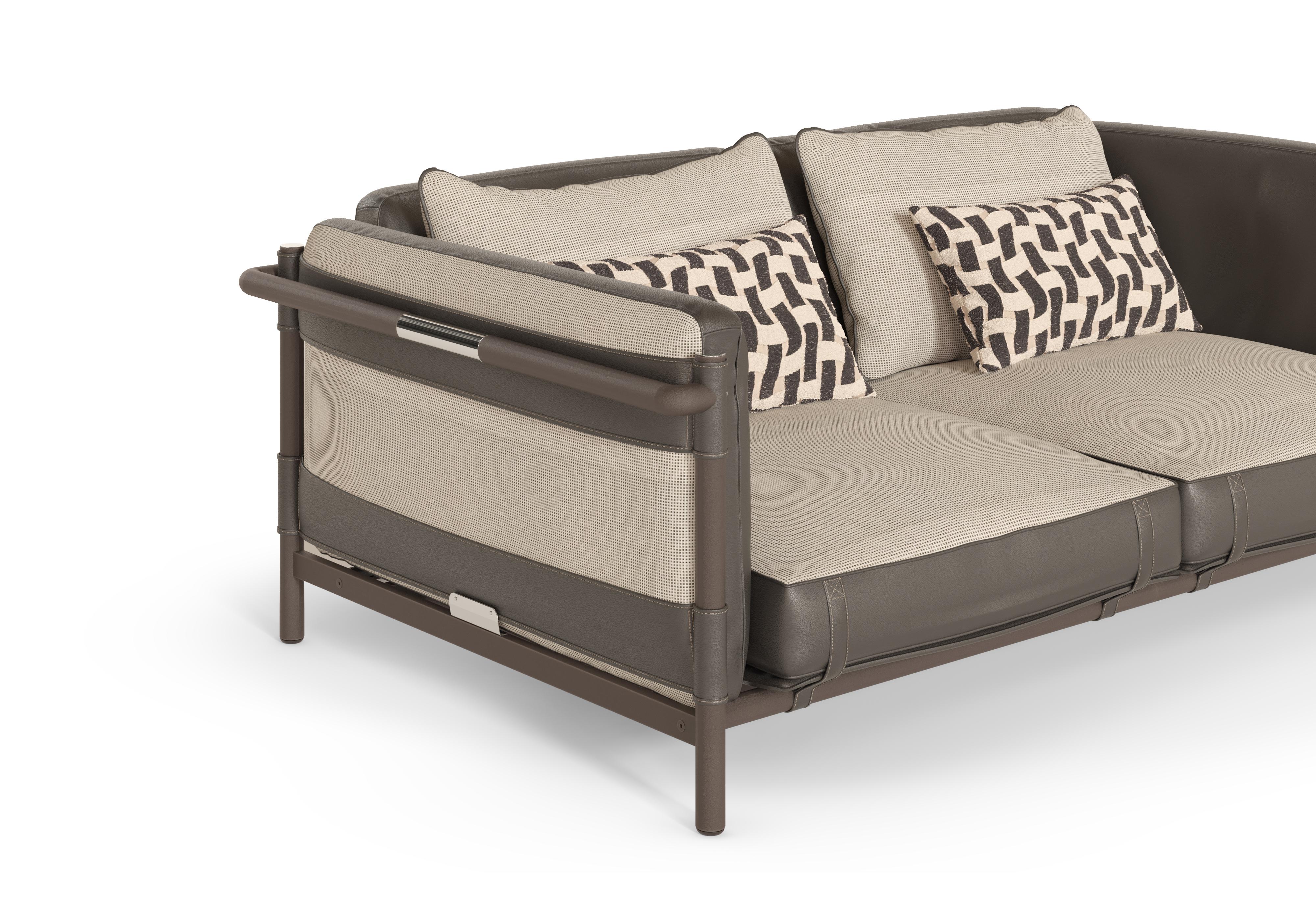 Divano Maro 

Maro è un divano in cui la precisione del metallo incontra la morbidezza del tessuto, progettato per chi apprezza il comfort senza eccessi. La sua struttura in acciaio inox emana una forza senza tempo, mentre i materiali creano un