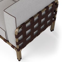 Sofá de exterior duradero con tela impermeable y detalles de cuero