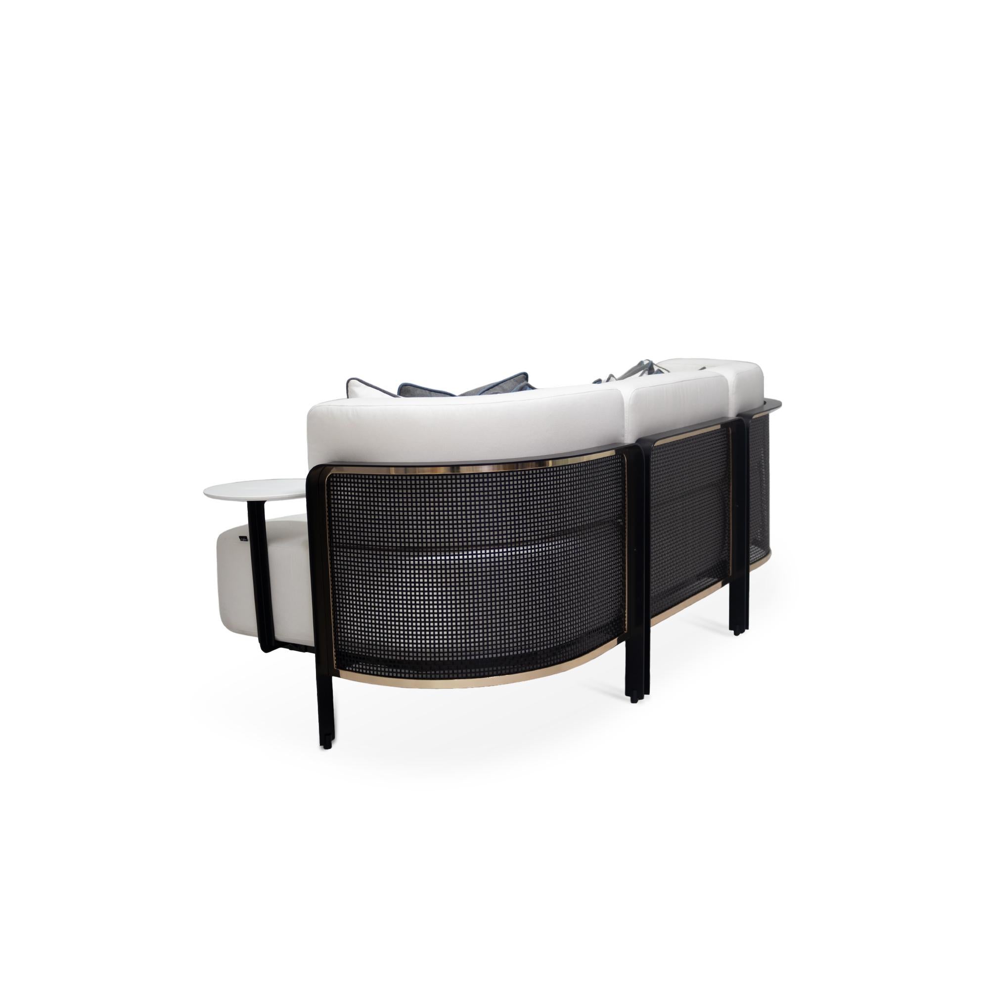 Outdoor-Sofa mit wasserfesten Stoffen und witterungsbeständigen Materialien (Moderne) im Angebot