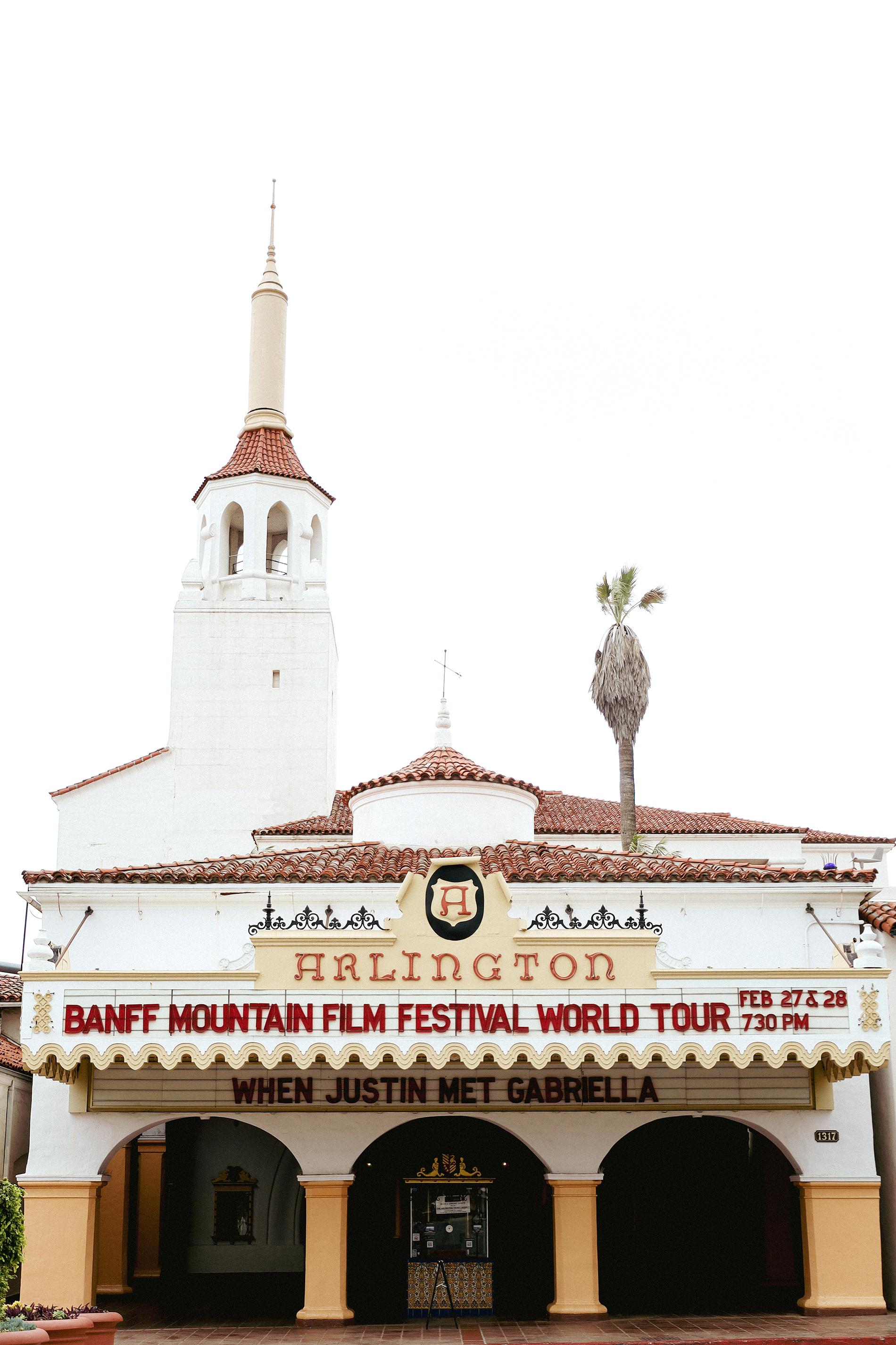 Ispirata all'iconico Arlington Theatre nel centro di Santa Barbara, la lanterna a sospensione Arlington cattura lo spirito dell'architettura Spanish Colonial Revival della città e il suo duraturo senso dell'arte. Ogni lanterna è realizzata a mano