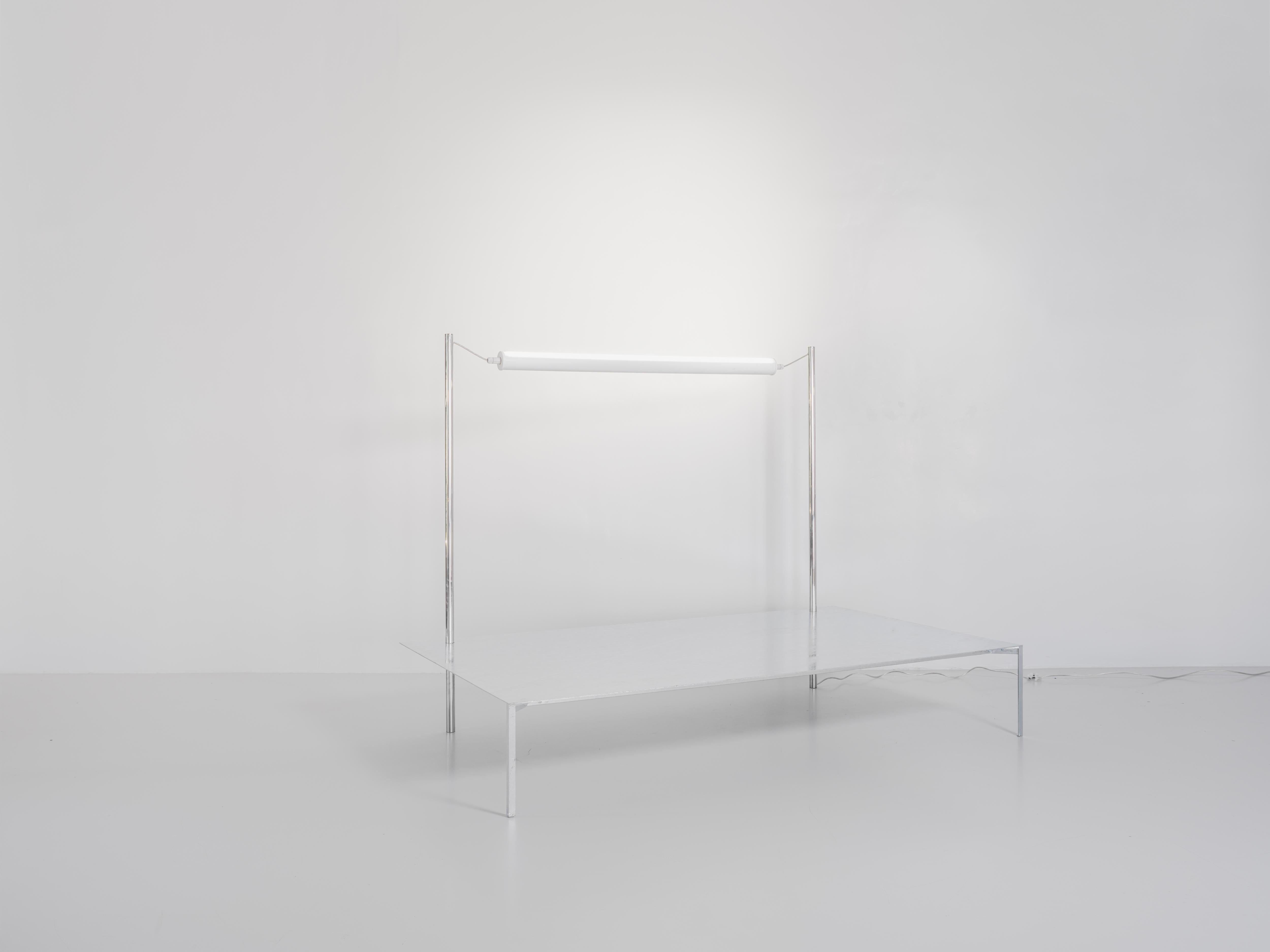 Steel Daybed Tube Light Chaise für den Außenbereich Zeitgenössische Möbel von Sam Chermayeff (Deutsch) im Angebot