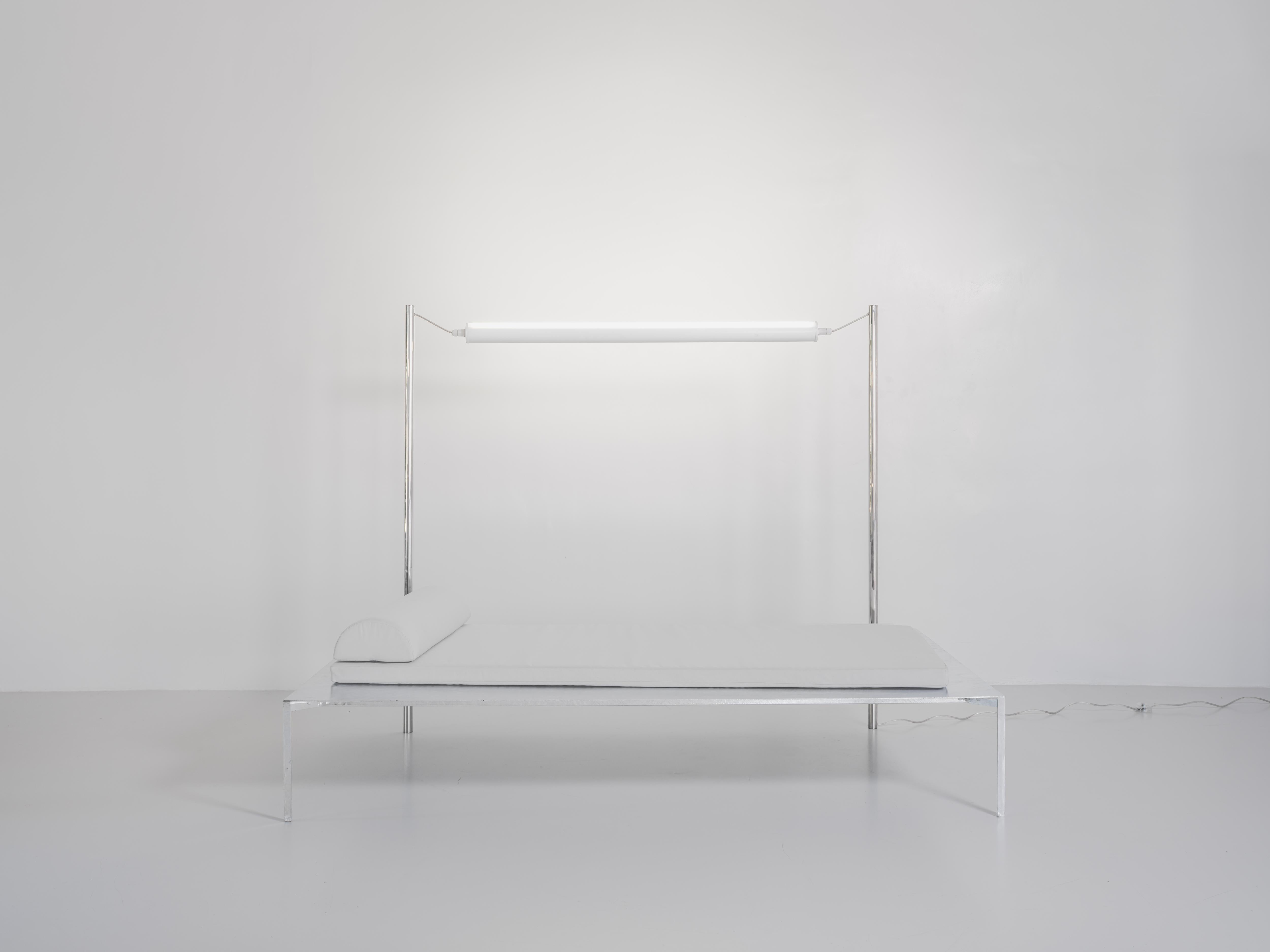 Steel Daybed Tube Light Chaise für den Außenbereich Zeitgenössische Möbel von Sam Chermayeff im Zustand „Neu“ im Angebot in Barcelona, ES