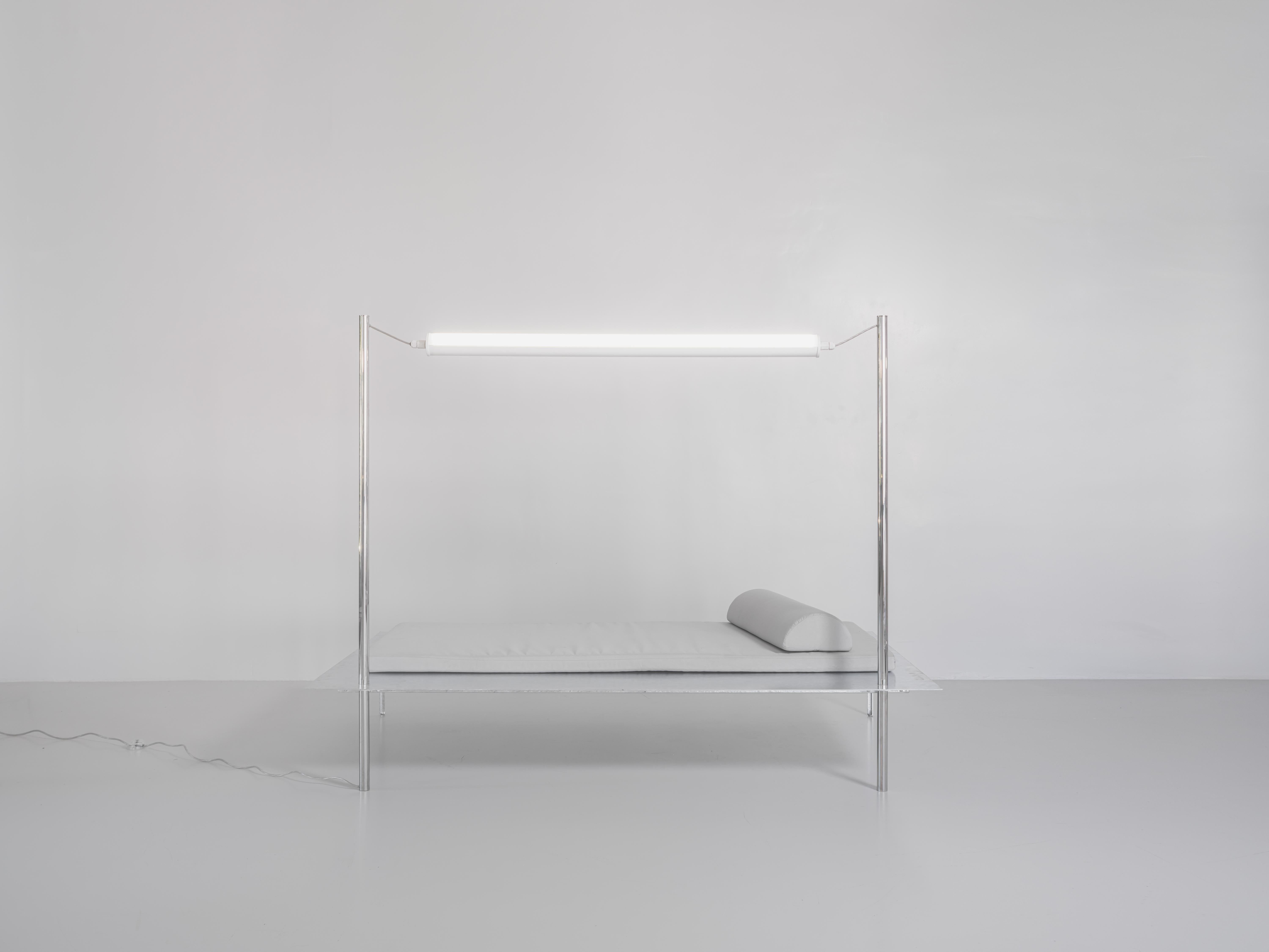 Steel Daybed Tube Light Chaise für den Außenbereich Zeitgenössische Möbel von Sam Chermayeff (21. Jahrhundert und zeitgenössisch) im Angebot